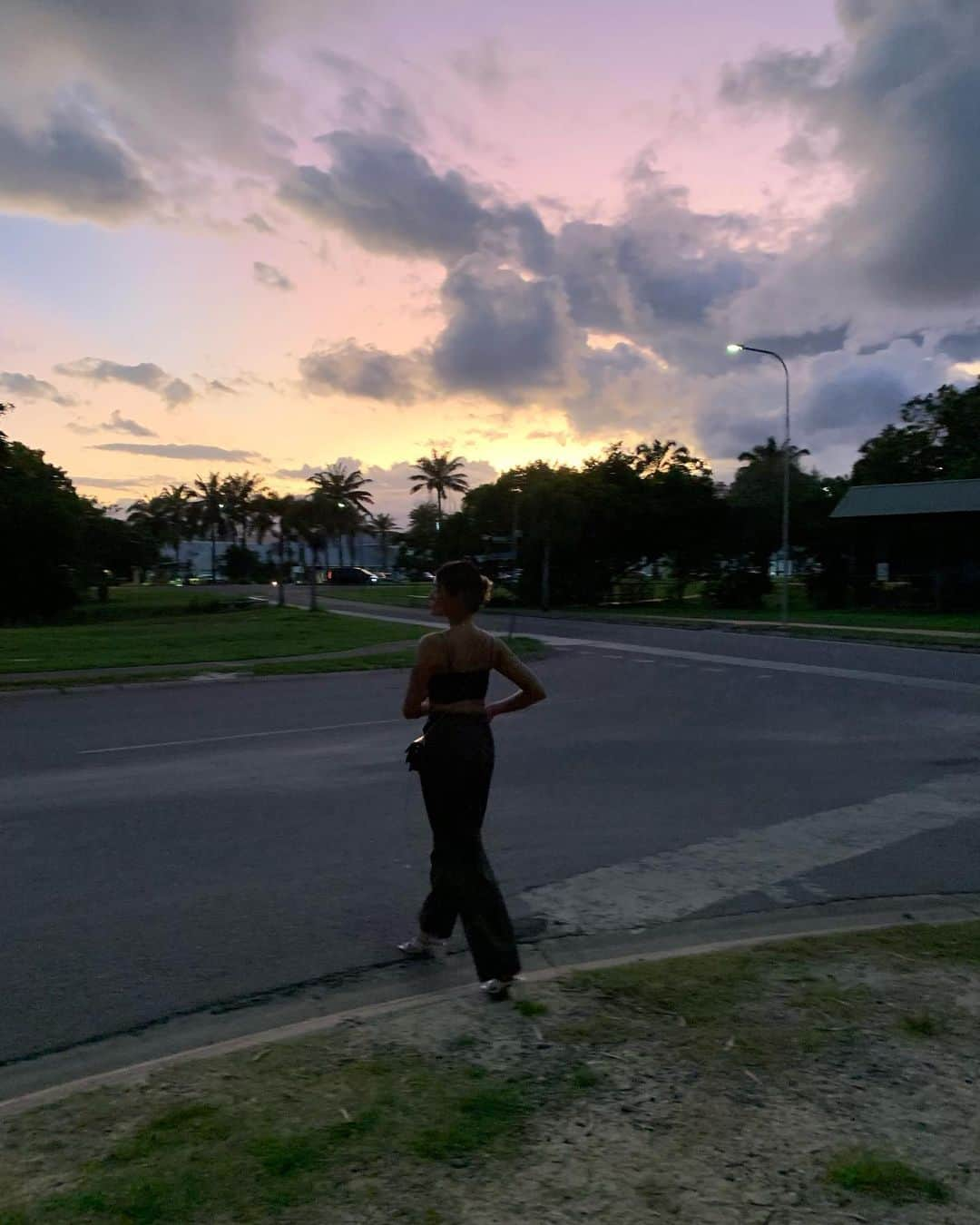 りおなさんのインスタグラム写真 - (りおなInstagram)「. 🌴× sunset  I didn’t think I often look at the sky when I was in Tokyo. I’ve never seen sunrise in cairns yet though 😜 毎日空見るなんて考えられなかったなぁ1年前まで💭 . . . #sky #sunset #palmtrees」4月4日 20時23分 - rionapzzz