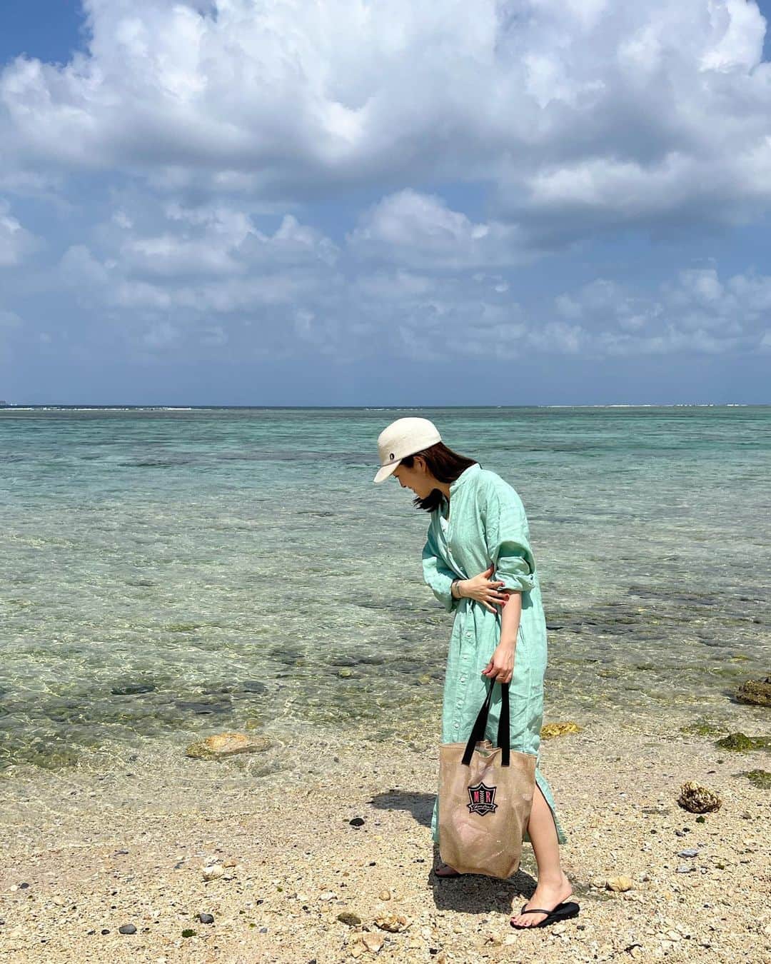 山本みらいのインスタグラム：「沖縄コーデDay2  海にプールにお散歩にと 滞在中1番着たリネンワンピース… @asaucemeler   旅のワードローブのMVPかも。 透けないから水着の上に一枚で 羽織れるのも良くて本当に便利だった✨  キャップは友達にも褒めてもらった @chapeaud_o のもの。 .  美ら海水族館の帰りに寄った 備瀬のフクギ並木、 神秘的な雰囲気の道で良かった。 どこかジブリっぽいねと話していました。」