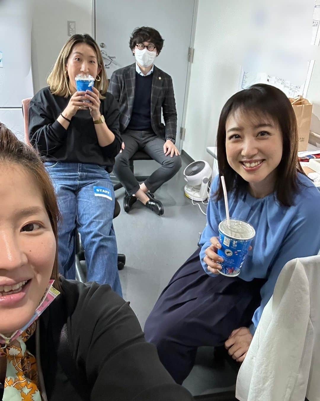 川田裕美のインスタグラム：「チームワーク抜群で頑張っております！👏👏⤵︎  ヘアメイク💄　イオちゃん スタイリスト👗　イケジュンさん マネージャー🥸　杉ちゃん」
