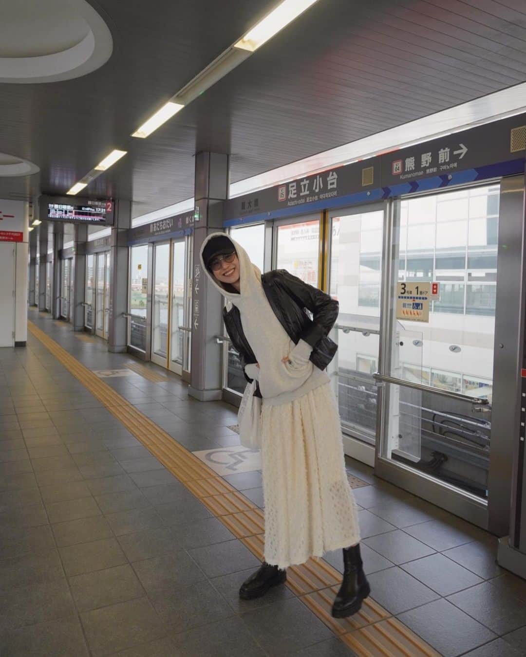 izu（出岡美咲）さんのインスタグラム写真 - (izu（出岡美咲）Instagram)「東京に通い始めて17年 住み始めて15年  初めて乗る電車にテンション上がりました。 まだまだ知らない場所があるものだ。  日曜日の河川敷ピクニック 本を読んで、コーヒー飲んで 風とお日様に包まれながらお昼寝して。 起きたらブランケットかけてくれてて.... あまりに幸せな目覚め過ぎた☹️♡  #picnic #東京散歩 #ピクニックコーデ #カジュアルコーデ #パーカーコーデ #大人女子コーデ #大人女子」4月4日 20時28分 - izu_stagram