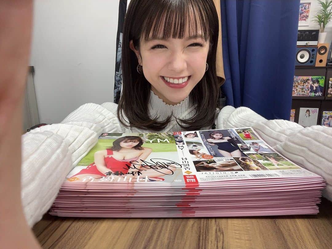 村山優香のインスタグラム：「撮影密着DVDのサイン書きしてきたよ〜 今度は写真集にサイン書きだあああ～ ♡♡」