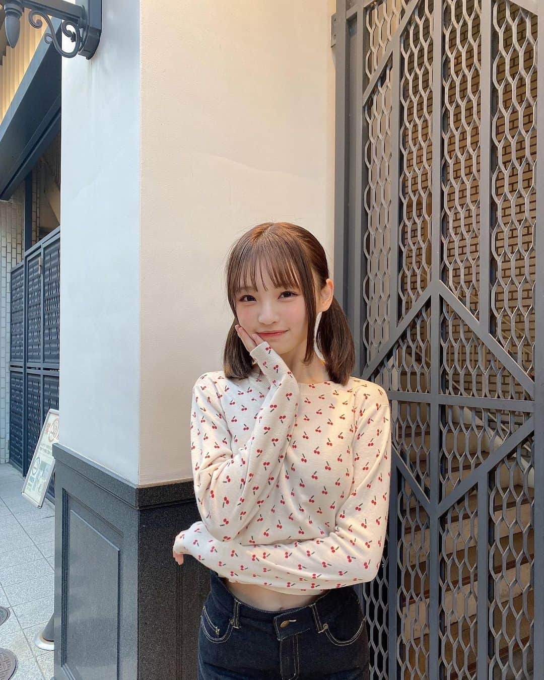 のインスタグラム：「しんしんと付き合ったら毎日好きって言ってもらうけどいい？🍒 ⠀ ⠀ ⠀ 気持ちを言葉にすると女の子は喜びます☆ 覚えといてね☆  #彼女の私服がかわいい #sサイズコーデ #低身長コーデ #156cm #骨格ウェーブ #イエベ春 #さくらんぼコーデ #春コーデ #デニムスカート #snidel #スナイデル #chico #grl #grl購入品 #grlコーデ #🍒 #ツインテール」