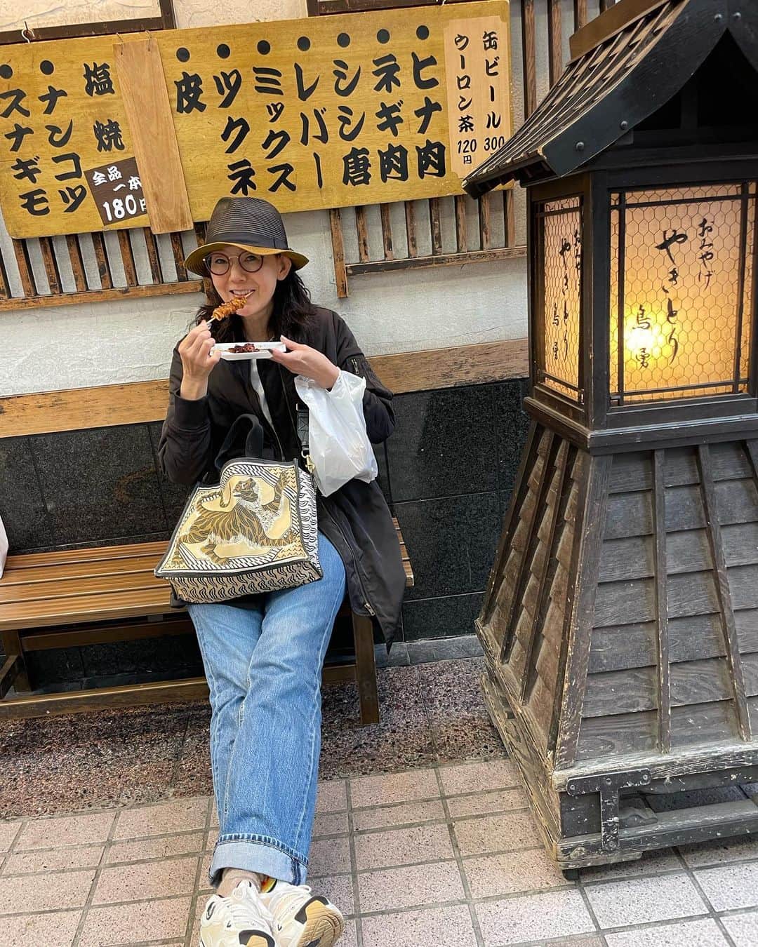とよた真帆さんのインスタグラム写真 - (とよた真帆Instagram)「普段の姿😀  友達と武蔵小山商店街散策。 焼き鳥3本食べてパン買ってお茶っ葉買って、この後、回転寿司を思いっきり食べました  #良き日  #本当の姿  #商店街好き  #武蔵小山グルメ  #パルム」4月4日 20時44分 - maho_toyota