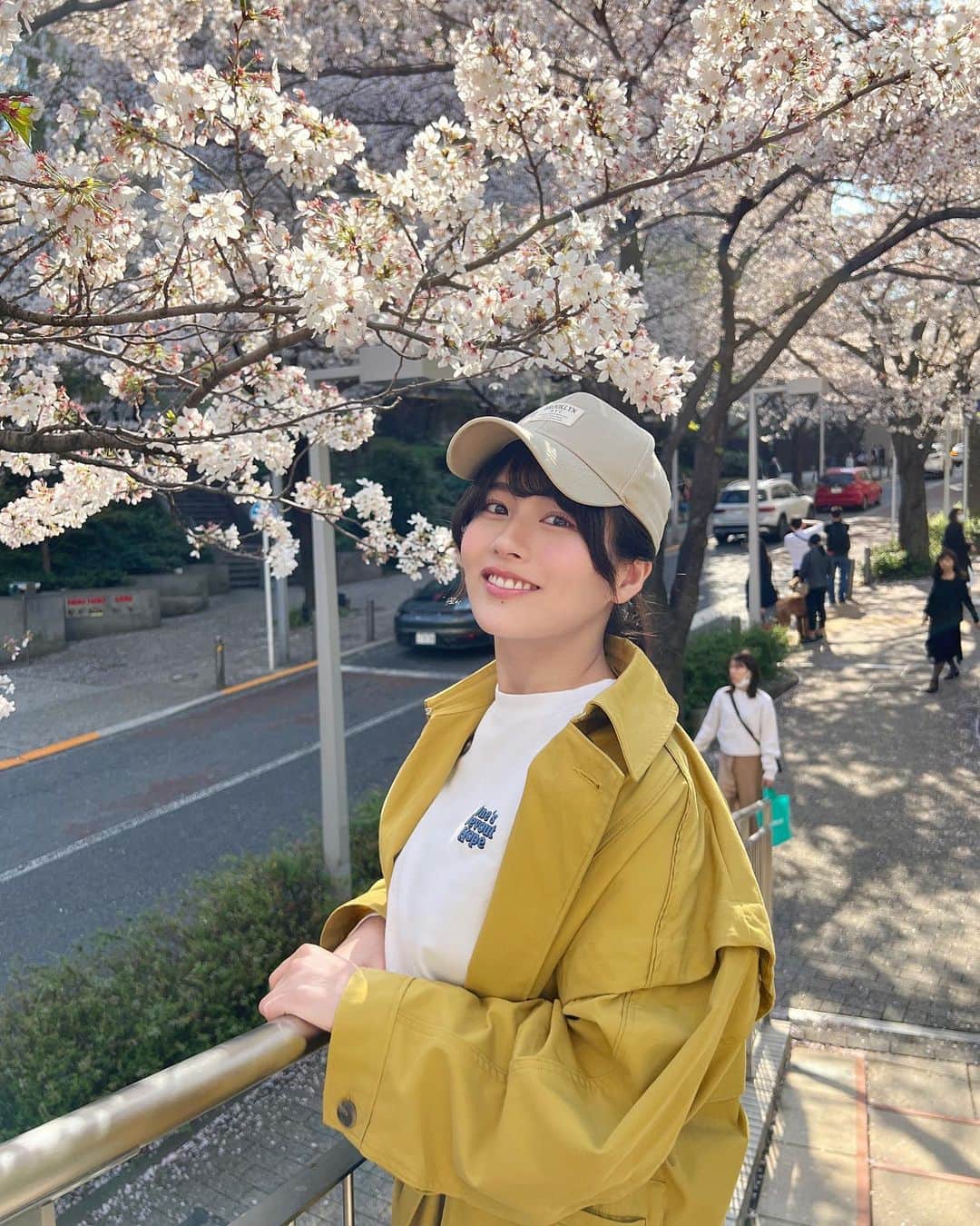 ちとせよしのさんのインスタグラム写真 - (ちとせよしのInstagram)「桜が満開だった日の🌸 もう東京はだいぶ葉桜ですな~(°▽°) みんなはお花見とかしましたか？☺️  #pinue #お花見 #カラーコート #春コーデ #さくら坂」4月4日 20時37分 - chitose_yoshino