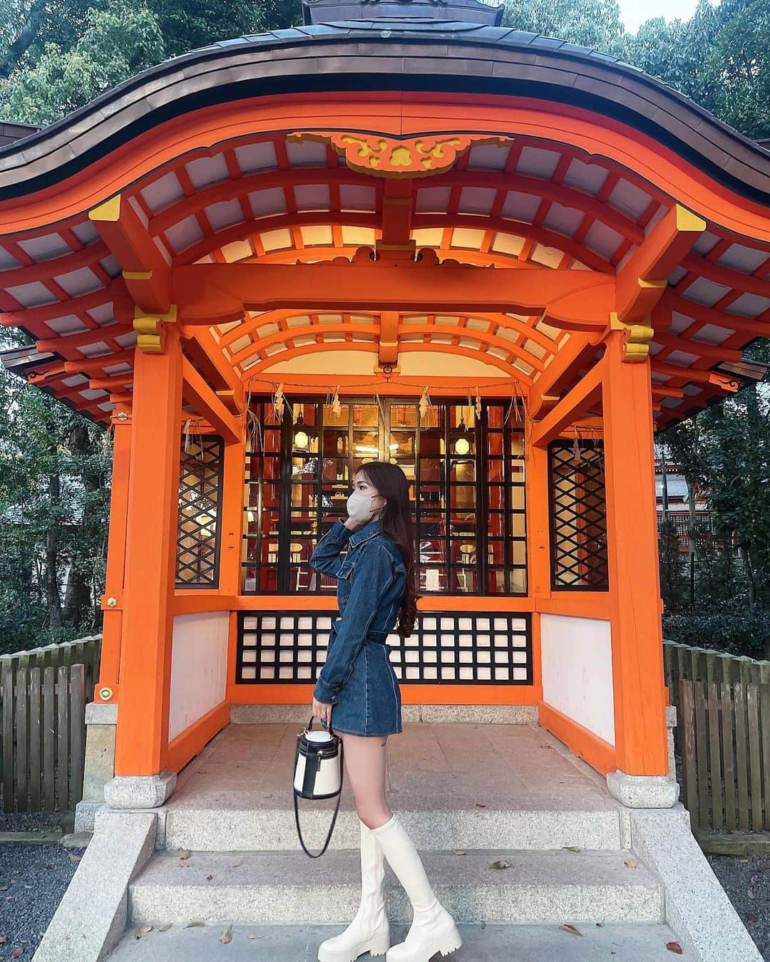 AMIさんのインスタグラム写真 - (AMIInstagram)「🌸 . . 4月初めの天気ぽっかぽかの日🌤⛩ #八坂神社 #円山公園 ⛲️🕊️ . . お花見のために買った デニムワンピ👖お気に入りブーツ👢💭 . . このコーデ可愛すぎる〜😖🫶🏻 鞄👜は飾り #荷物多い系女子  . . . . . . #ootd #zarawoman #zara #zaradress  #instalike #followforfollowback #instagood  #likesforlike #fashion #code #ladiescode #sidegoreboots  #followers #following」4月4日 20時38分 - _a.mi.m_