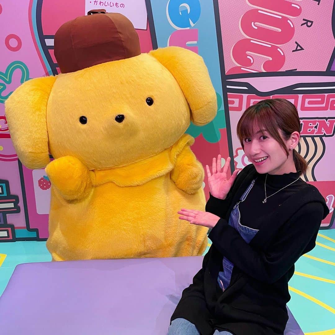 河村唯（うめ子）のインスタグラム：「もうすぐ誕生日のプリンくん。 この日は、新キャラ"エディくん"に会いに行ってからのグリーティング。 最近は、グリーティングの神対応が過ぎるので、気づいたら発券してます😆🎫  ひとりピューロは、 写真撮る時だけ緊張増すから🤣神対応は、感動するほど嬉しいのです😭✨ 見習わなきゃ！です^_^  プリンくんのこの さりげない挨拶ポーズ、好き🤣✨  #sanrio #sanriopuroland #Hellokitty #kawaii #ピューロアンバサダー #ピューロジェニック #サンリオ　#サンリオキャラクターズ #ピューロランド #サンリオ英語 #キャラグリ　#ひとりピューロ　 #ポムポムプリン　#プリン」