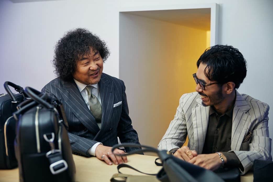 のインスタグラム：「. . "PELLE MORBIDA"  10th anniversary  special issue... . . "バッグをめぐるお洒落談義"  と題しまして、葉加瀬太郎さん @tarohakase_hats とのスペシャル対談をPELLE MORBIDA @pellemorbida715 オフィシャルサイトにて公開しております。  「セットで買いました」のご報告を多々頂きまして、、 ありがとうございます。笑  楽しい対談内容となっておりますので、ぜひご覧頂けましたら幸いです。 . .  Glasses- @guepard_jp  Jacket- @de_petrillo  Shirt- @kamoshita  Pants- @ring_jacket Pocket chief- @paoloalbizzati  Shoes- @baudoinlange  Bag- @pellemorbida715  Acc- @tiffanyandco @givenchy @adawat_n_tuareg  Watch- @piaget  . . #pellemorbida #10thanniversary #collaboration #mensfashion #bespokebag #suit #suitstyle #classic #bag #mensclothing #glasses #menstyle #gentlemanstyle #classicstyle」