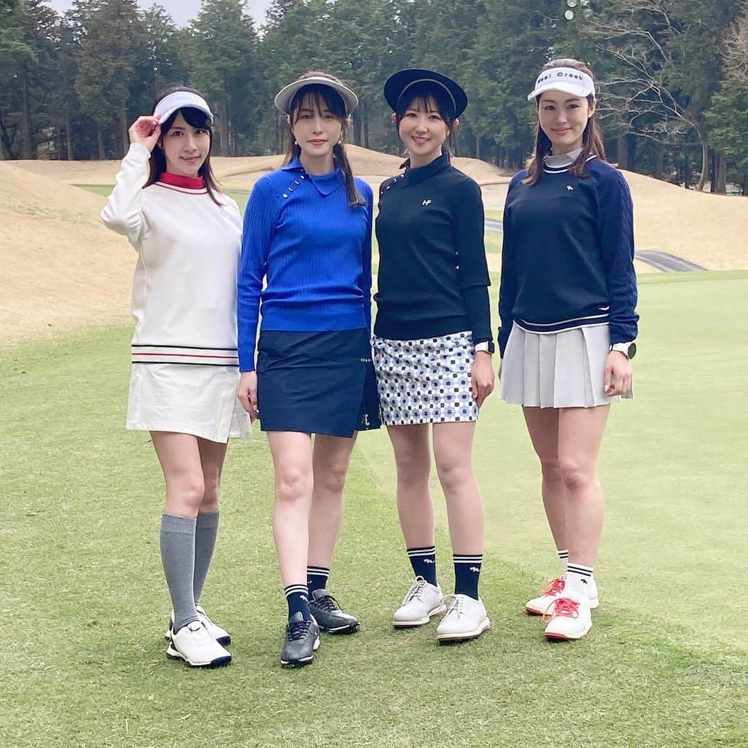 美人百花さんのインスタグラム写真 - (美人百花Instagram)「第５回ゴルフコンペが3月23日に開催されました⛳️ 今回は32名のゴルフ大好きなレディが参加💖 コンペの当日は雨☔️が降ってしまいましたが「雨でも最後までゴルフを楽しみたい！」というゴルフ部員たちの思いが伝わる素敵な1日になりました🥺  今回は素敵なゴルフウエアを着用しているゴルフ部員をスナップしたのでご紹介✨✨ 4人のゴルフレディが着用しているのはHeal Creek（ヒールクリーク）@HealCreek_official のウエア。  大人可愛い配色、レースの入った繊細なスカート、洗練されたデザイン襟がとってもオシャレ🫧 お洋服のようにファッション性が高いウエアは着ているだけてテンション上がりますよね♪ 小物にも注目ポイントがたくさん！ ロゴが効いているサンバイザーはつばが広めのタイプもあり見た目が可愛いだけではなく実用性も高いのがポイント👍 紫外線が強くなるこれからの季節に向けて大活躍しそう☀️  そんな素敵なヒールクリークのウエアを実際に見てみたいと思うレディにうれしい情報が✨ 3月3日に六本木ヒルズ店が新たにオープン！@HealCreek_roppongihills ぜひ春に向けてゴルフウエアを新調したいと考えている人は足を運んでみてください🌸  #HealCreek #ヒールクリーク #美人百花 #美人百花ゴルフ部 #美人百花ゴルフ #美人百花ゴルフコンペ #ゴルフ女子 #ゴルフウエア #ゴルフ好きな人と繋がりたい #pr」4月4日 20時45分 - bijinhyakka