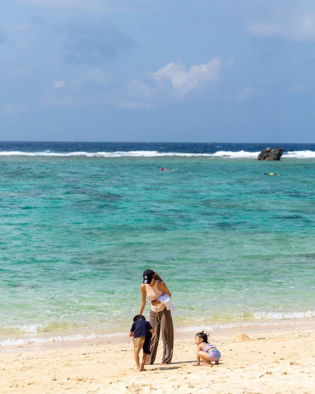 来夏のインスタグラム：「#🌊 毎年だいたい誕生日ウィークは 大好きな沖縄に🏝  今回は予報が雨続きだったから ギリギリまで悩んでいたけど 晴れてよかった☀️  毎度ノープランな私、 娘とふたりの沖縄旅は子どもが楽しめそうなところを選ぶのがまた新鮮で 毎日とっても充実☀️❣️ 遊んでくれた皆さんありがとうございました😊  @tamatech0228 さんの一眼で撮っていただいた写真📸  #沖縄 #okinawa #beach51」