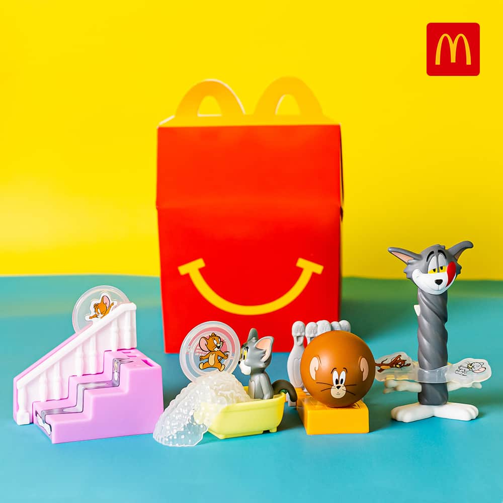 McDonald's Philippinesのインスタグラム：「Surprise the kids with this iconic duo and make play time extra kulit at home 🤩 Order the Tom and Jerry Happy Meal today via McDelivery!」