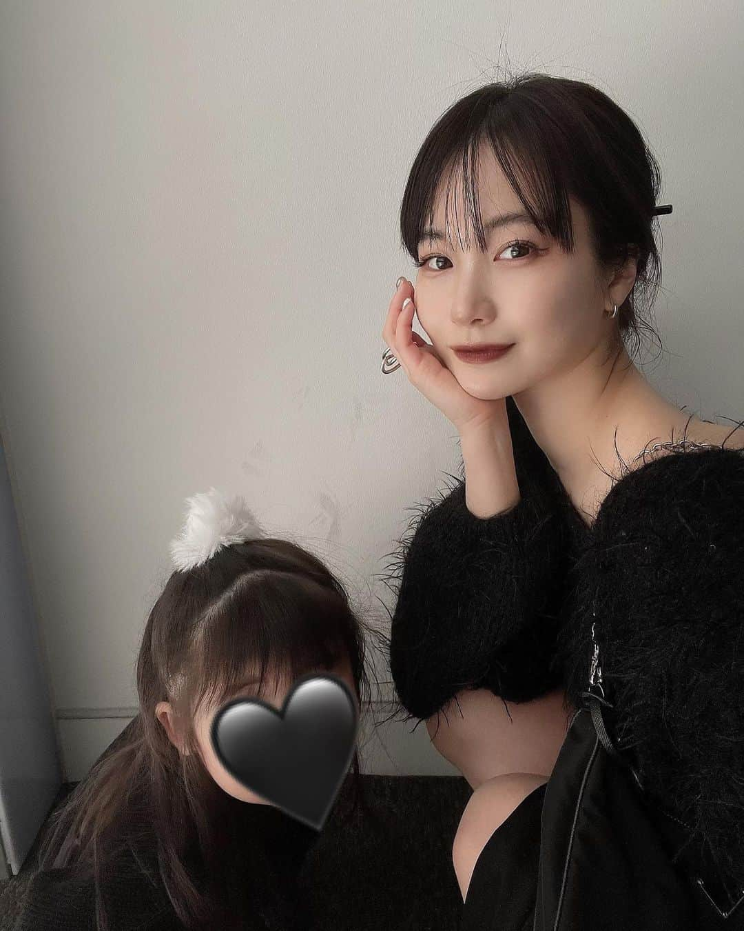 中村くるみのインスタグラム：「˹ 皆様にご報告です ˼  ちょうど1年前の今日、 気づいてる方もいらっしゃるかもしれませんが 実は離婚していました。  せっかく皆さんにお祝いして頂いたのに 申し訳ない気持ちでいっぱいでしたし、 言うタイミングがなかなかなく、 早く言いたかったのですがもう1年が経ってしまいました。  娘が生まれてから離婚するまでの約1年半年間、 1番成長が早く1番一緒に成長を見ていきたかった期間、 10回も娘と会ってないんじゃないかってくらいの育児家庭放棄でフルでワンオペ”孤育て”でしたので、今の私と娘との生活は生まれてから何も変わってないです。  1年前(離婚する前)に深刻な産後うつの診断で保育園に入れてもらえ、 保育園の先生方が一緒に娘の成長を見てくれているというだけで心が救われましたし、 自分のことができる時間を作れるようになってからは 娘のために前向きに生きよう、 応援してくださる方々の為にブランド再始動頑張ろうって思えるようになりました。 でも、 今でも薬がないと入眠できないですし、 急に喉が詰まる感じ息苦しさや動悸がしますし、 なぜか家から出るのが怖いと思ってしまうし、 人が沢山いるところは怖くて歩けないですし、 普通の電車には怖くて乗れなくなってしまいました。 当時もしサポートがあったらこうなっていないと思います。 一度鬱になるとなかなか治りにくく、 後遺症のようにずっと心が痛いままです。 今は克服できるよう日々ひとりで戦ってます。  やっぱり離婚って子供から父親を奪う形になってしまうので、 色々と悩んで苦しんで我慢していましたが、 今となっては私と娘にとってプラスになったと思います。 私が沢山の愛情を注いで必ず私が娘を幸せにします。 いつも娘は、ママだいしゅきぃって言ってくれます。 もうそれだけで心の痛みや苦しみが救われるんです😢 いつもありがとう大好き👧🏻🤍  最後まで読んでくださりありがとうございました。 シンママの私も変わらず仲良くして欲しいです🖤 今後も娘の成長と共に私自身の活動もゆっくり暖かく見守ってくださると嬉しいです🥹  　　　　　　　　　　　　　　KURUMI👩🏻&👧🏻2歳7ヶ月」