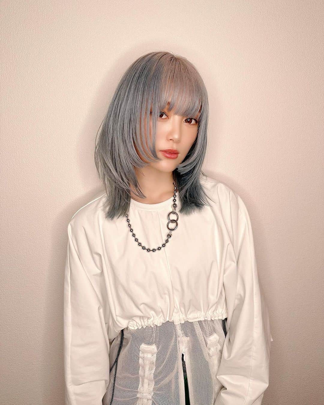 のインスタグラム：「・ New haircolor✨  シャドールーツ 根本がパープルがかったホワイト 中間から毛先が水色  めーっちゃかわいい👏 さすが酒井さん🥺 カラーに悩んでたり、 初めてブリーチするなら 絶対に酒井さんおすすめ！ @sakaimotoki   絶対に100%以上の感動をもらえるのです🥺  このカラーみんなからも評判良くて嬉しい♡  #シャドールーツ  #ホワイトカラー  #ホワイトブロンド  #ホワイトブリーチ  #ブリーチカラー  #春カラー  #2023ヘアカラー  #デザインカラー  #ブルーヘア  #ヘアカラー  #ヘアカラートレンド  #ヘアスタイル  #ヘアアレンジ  #sakaimotoki」