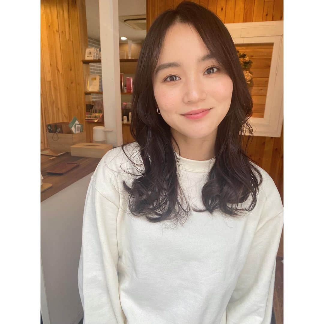 遠藤瞳のインスタグラム：「💇🏻‍♀️💟 黄色味が出にくいように 最近はずっとパープルを混ぜてもらってました💜 写真が追いついてなくて 先月のだけど😂  #hairstyles #hairmake #hairlife  #instahair #ロングヘア #ヘアカラー」