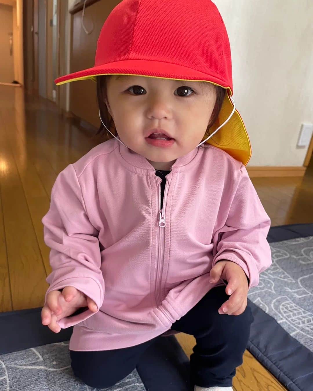 あしべのインスタグラム：「4月に入り、娘　夢純ちゃんの保育園始まりました！ 送りは、パパになるから色々となれてないからココロ折れそう😭  まず髪を結くのが難しい💦  保育園入園おめでとう㊗」