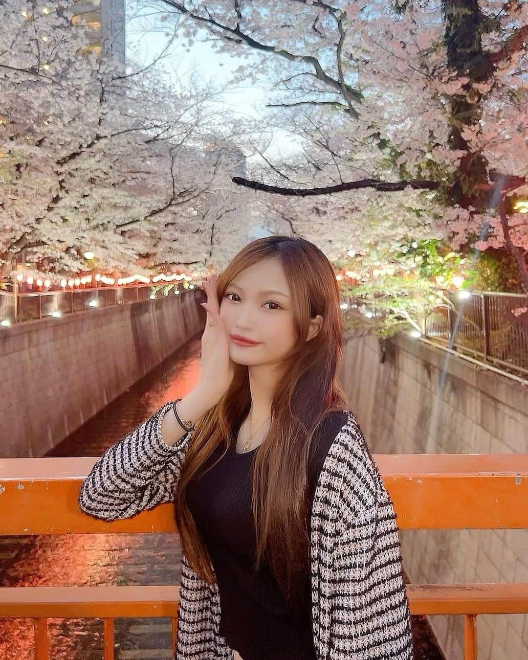 中原鈴奈さんのインスタグラム写真 - (中原鈴奈Instagram)「桜綺麗だった💯🌸🌸  二枚目輪ゴムださ🤣 ・ ・ ・ ・ #中目黒 #目黒川 #桜 #夜桜#さくら #お花見 #満開 #ピンク #ライトアップ #cherryblossom #ootd #fashion #outfit #instagood」4月4日 20時47分 - rinrin1228_