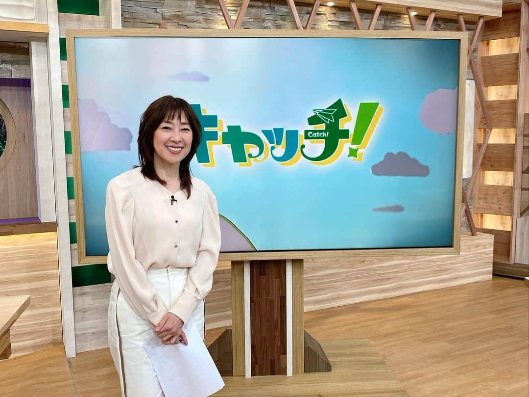小西美穂のインスタグラム：「きょうは中京テレビのニュース番組「キャッチ！」 @ctvcatch にコメンテーターとして出演しました。スタジオのセットが新しくなって、MCテーブルは曲がったトチの大木をそのまま使ったデザインに。木の香りが漂う素敵な空間です！  出演者、スタッフのみなさんはとってもフレンドリー。名古屋のことを色々教わっています！  春から隔週火曜に出演するので、東海地方のみなさま、ぜひご覧ください！  #中京テレビ #中京テレビキャッチ」