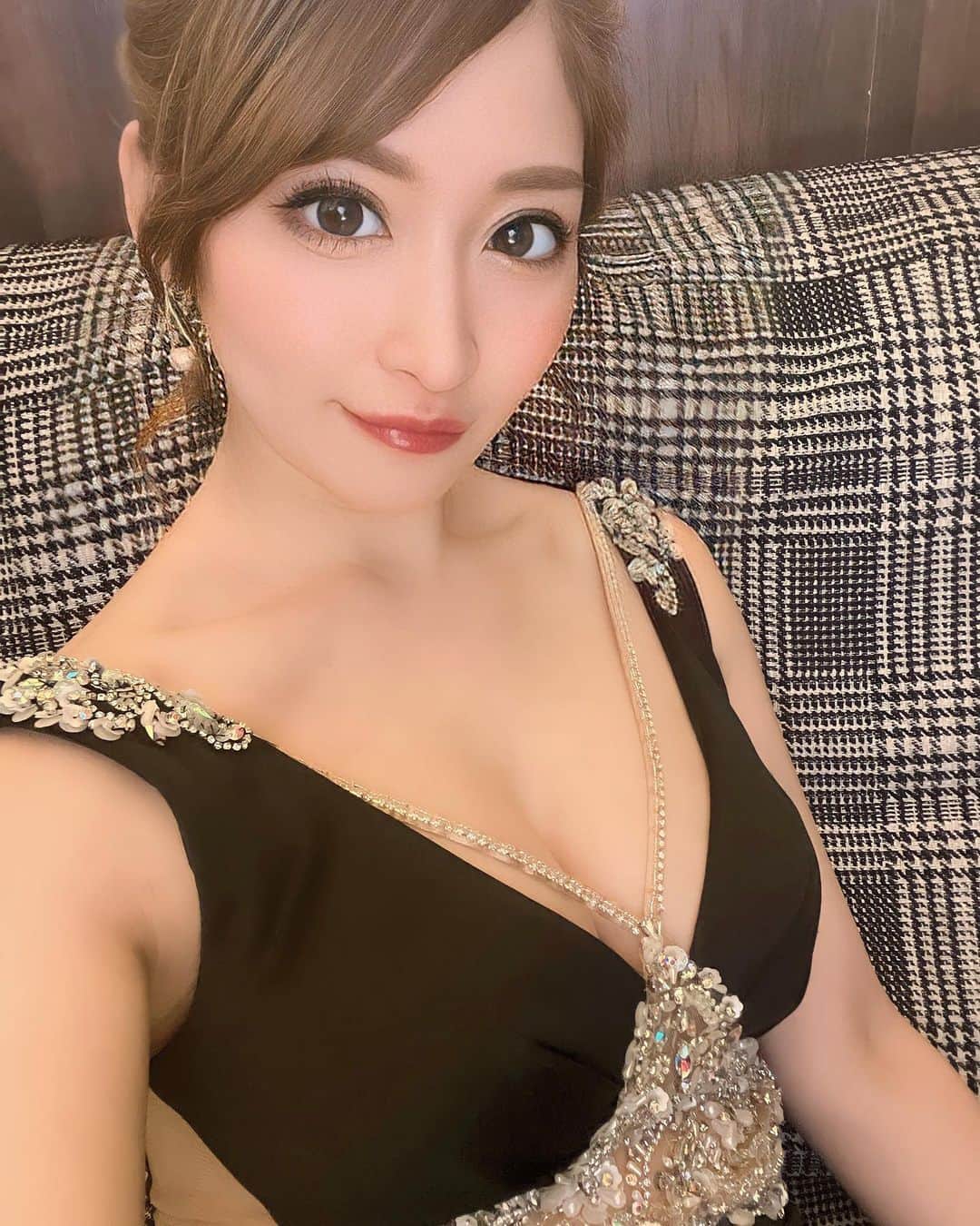 美波あいかのインスタグラム：「黒ドレス好評だ😽♥️ 出勤します✨ 暇予想だなー🥺 構いにきてくださいな🫶🫶  #バルセロナグループ #Fillia #フィリア #札幌 #さっぽろ #すすきの #ススキノ #キャバクラ #キャバ嬢 #キャバクラ嬢 #ニュークラブ #ニュークラ #ニュークラ嬢 #キャバ #ホステス #ラウンジ #すすきのキャバクラ #すすきのキャバ嬢 #すすきのグルメ #札幌観光 #美人 #美女 #可愛い #可愛い女の子 #かわいい女の子 #銀座 #北新地 #錦 #中州 #六本木」