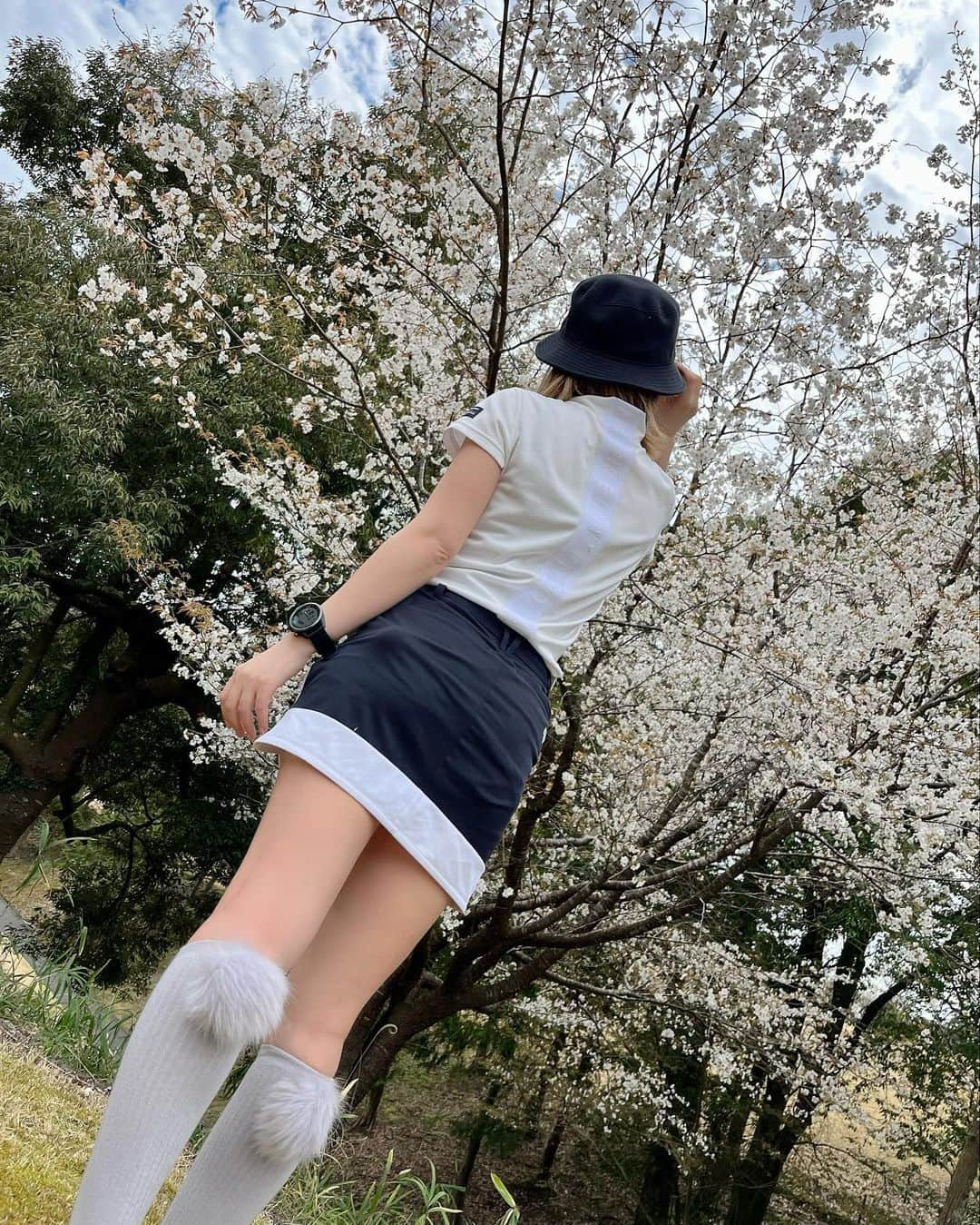 mimiさんのインスタグラム写真 - (mimiInstagram)「東京の桜は散り始めました🌸 明日は今1番行きたいと思っていた関東のゴルフ場に初参戦するよ☺️⛳️  どこのゴルフ場かコメントで当てた人には500でじる🐊❤️  正解は明日発表しまぁす⛳️  こちらは散る前の森永です⛳️🌸 明日はスコアが散らないように頑張りまっす😤😤😤😤😤😤  ウエア @masterbunnyedition_official  @descentegolf.jp   #ゴルフ女子  #ゴルフ男子  #ゴルフ好きな人と繋がりたい  #ゴルフコーデ  #ゴルフ初心者  #ゴルフバカ  #森永高滝カントリー倶楽部  #ドライバーショット  #スイング動画  #golf #golfswing  #golfgirls  #masterbunnyedition  #descentgolf  #デサント  #デサントゴルフ」4月4日 20時49分 - mimigolf0817