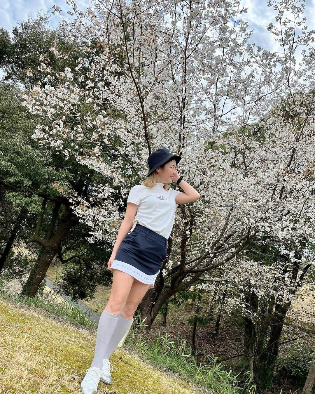 mimiさんのインスタグラム写真 - (mimiInstagram)「東京の桜は散り始めました🌸 明日は今1番行きたいと思っていた関東のゴルフ場に初参戦するよ☺️⛳️  どこのゴルフ場かコメントで当てた人には500でじる🐊❤️  正解は明日発表しまぁす⛳️  こちらは散る前の森永です⛳️🌸 明日はスコアが散らないように頑張りまっす😤😤😤😤😤😤  ウエア @masterbunnyedition_official  @descentegolf.jp   #ゴルフ女子  #ゴルフ男子  #ゴルフ好きな人と繋がりたい  #ゴルフコーデ  #ゴルフ初心者  #ゴルフバカ  #森永高滝カントリー倶楽部  #ドライバーショット  #スイング動画  #golf #golfswing  #golfgirls  #masterbunnyedition  #descentgolf  #デサント  #デサントゴルフ」4月4日 20時49分 - mimigolf0817