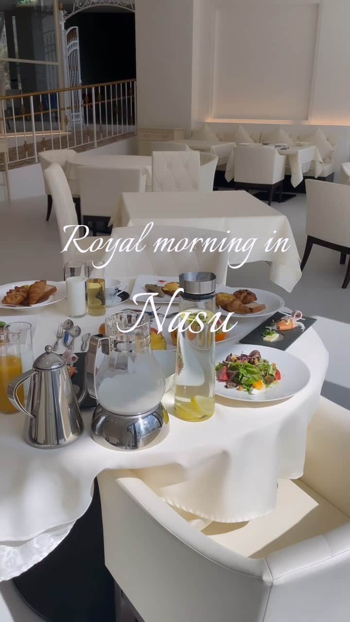 Chihiroのインスタグラム：「Royal morning in Nasu🦢  栃木県 那須で体験した ロイヤルな朝。  オーベルジュ ラ メゾン ド 那須でのフランスブルジョワ朝食。  ♦︎Beverage 那須ジャージー牛乳 お目覚めの飲み物(オレンジorマスカットorピンクグレープフルーツorグレープフルーツ)  ♦︎Muesli 自家製　フルーツグラノーラ  ♦︎Salade フレンチサラダ  ♦︎Entre'es Plats シャリュキュトリー  ♦︎La plats フレンチメインディッシュと卵料理 「クリエイティヴ　アシェット」  ♦︎Pain アランミリア ・ストロベリースタイル ・オレンジママレード ・グリーントマトジャム  ♦︎Beurre 那須ジャージー牛乳の発酵バター  ♦︎Fruits de Saisons 季節のフルーツデザート  ♦︎Cafe ou The ou The aux herbes 朝食のカフェまたは「ルピシアからの贈り物」  ↑ちなみにルピシアの紅茶は 私も家で飲んでいるお気に入り茶葉♡ 香高く安らぎます♡ ルピシアの紅茶で嬉しかった♡  ディナー同様、まさに「オーベルジュ」な美食空間、そして体験でした。  五感が研ぎ澄まされた朝🦢  #オーベルジュラメゾンド那須  #那須観光 #ホテル朝食 #那須おすすめ #那須グルメ」