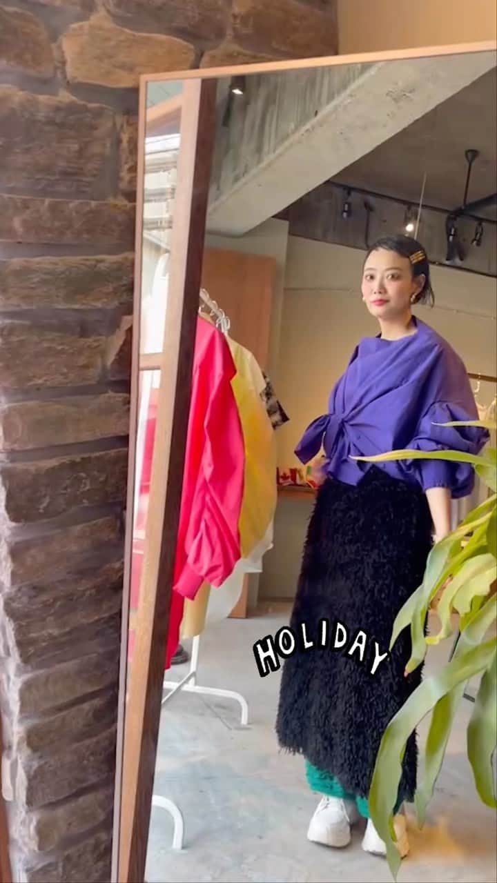 田中真奈美のインスタグラム：「休日💜 . @seri9_official  のポップアップで可愛いシャツをゲット💜✨ いろんな着方が出来ます！！🤩👍✨ . 春だな〜🥰🌸💜🎶 . 他にも可愛いのいっぱいありました💜 これから発売される物なので皆さんもチェックされてくださいね🙌🏻🌸 . 友達のブランドを着れるって幸せ💜 @takakiyuuko とオソロのモケモケワンピースで行きました🎶 帰りのランチも美味でした🐟🐡😋😋 . . . #福岡ママ  #福岡美容室  #福岡美容師  #春コーデ」
