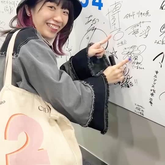 ぱいぱいでか美のインスタグラム：「こねくと(火)初日➰♡ . TBSラジオお昼の新番組『こねくと』始まりましたね！ 今日は曜日パートナーを務める火曜日の初日でした✌🏻 その中で話題になったネイル見て〜 ラジオのお仕事は自分の手元がとてもよく目に入る✨ 毎月自分の中でテーマ性持ってネイルしてるので 意味が気になる方は(察してるよ！という方も) よかったら今日の放送ぜひタイムフリーで聴いてくださいね☺️ 動画は大吉さんの下がちょうど空いてたから めちゃくちゃ笑顔でサイン書く私です 公式愛人(?)から非公式愛人(?)に降格しても尚、執拗に！笑 . #こねくと #TBSラジオ #nail #ネイル #Lovl #Lovlnail #でか美ちゃん #tama954 #水曜日最終回の #大吉さんからの言葉 #めっちゃ嬉しかったです」