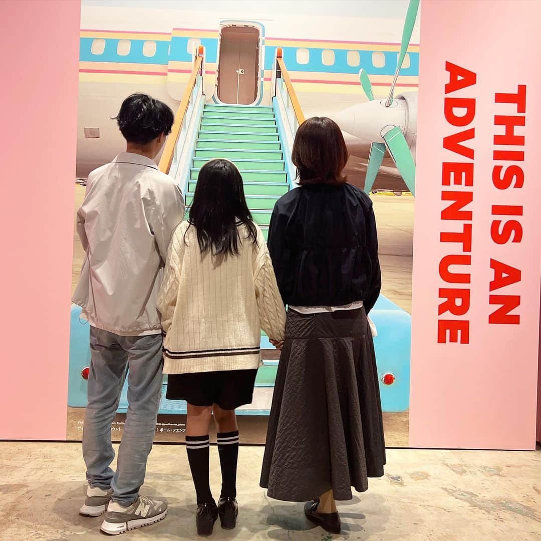 筧沙奈恵さんのインスタグラム写真 - (筧沙奈恵Instagram)「家族で写真展📷 ・ 明日から開催される、「ウェス・アンダーソンすぎる風景展」の内覧会にご招待いただきました😊 ・ 2022年に韓国ソウルで開催されて大好評となった展覧会ということで、ワクワクしながら家族で行ってきました！ ・ 映画のワンシーンのようなカラフルな写真がたくさん並んでいて、ワクワクする空間✨ ・ それぞれのお部屋の壁の色が違ったりフォトスポットがあったりと、ただ見るだけでなく体験しながら楽しめました✨ ・ 娘も「かわいい〜！」と言いながら写真を撮っていて、楽しめたよう👧 ・ 世界のさまざまな美しい景色や建物を見ていたら、開放的な気分に！飛行機に乗って、旅行に行きたくなりました✈️ ・ ご招待、ありがとうございました✨ ・ 会期：2023年4月5日（水）～5月26日（金） 会場：寺田倉庫G1ビル（東京都品川区東品川2-6-4） 開館時間：11時～19時  ・ #ウェスアンダーソンすぎる風景展　#AWA展　#写真展　#子連れお出かけ　#家族写真」4月4日 21時01分 - sanaekakei