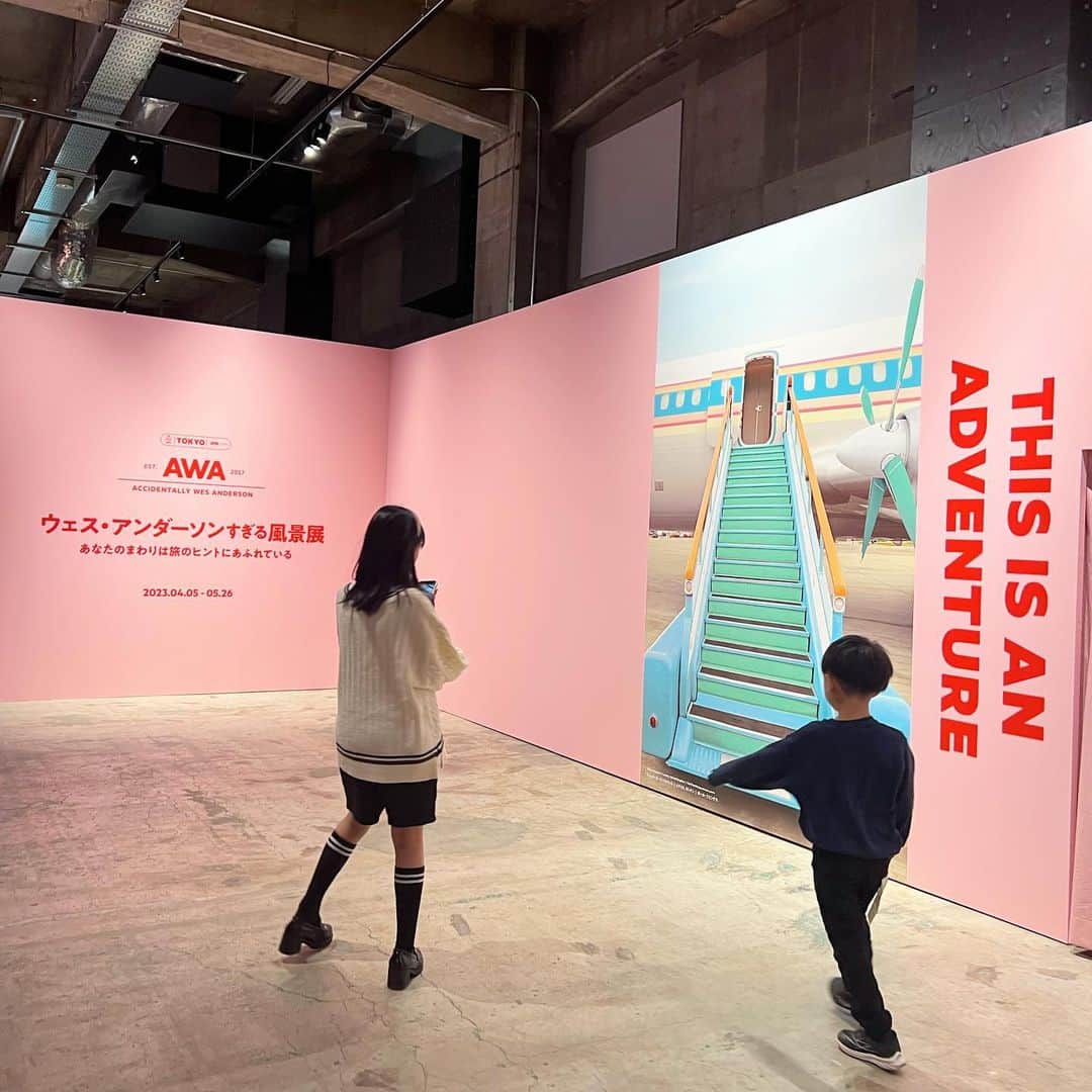 筧沙奈恵さんのインスタグラム写真 - (筧沙奈恵Instagram)「家族で写真展📷 ・ 明日から開催される、「ウェス・アンダーソンすぎる風景展」の内覧会にご招待いただきました😊 ・ 2022年に韓国ソウルで開催されて大好評となった展覧会ということで、ワクワクしながら家族で行ってきました！ ・ 映画のワンシーンのようなカラフルな写真がたくさん並んでいて、ワクワクする空間✨ ・ それぞれのお部屋の壁の色が違ったりフォトスポットがあったりと、ただ見るだけでなく体験しながら楽しめました✨ ・ 娘も「かわいい〜！」と言いながら写真を撮っていて、楽しめたよう👧 ・ 世界のさまざまな美しい景色や建物を見ていたら、開放的な気分に！飛行機に乗って、旅行に行きたくなりました✈️ ・ ご招待、ありがとうございました✨ ・ 会期：2023年4月5日（水）～5月26日（金） 会場：寺田倉庫G1ビル（東京都品川区東品川2-6-4） 開館時間：11時～19時  ・ #ウェスアンダーソンすぎる風景展　#AWA展　#写真展　#子連れお出かけ　#家族写真」4月4日 21時01分 - sanaekakei