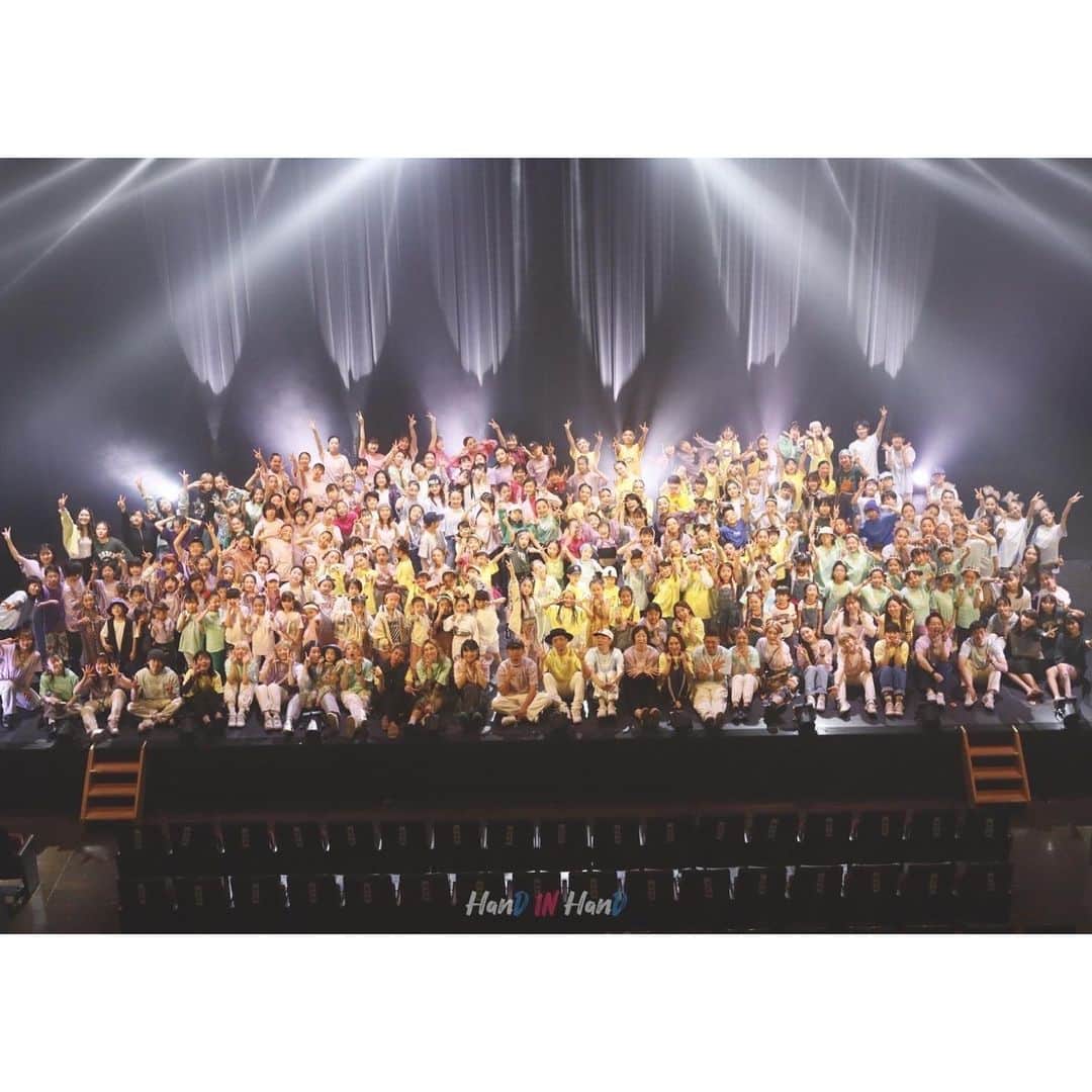 akihicさんのインスタグラム写真 - (akihicInstagram)「DANCE WORKS KIDS & STUDIO INHERIT ART DANCE TRIBE KIDS VOL.11『HanD IN HanD』  無事終演致しました。 約4年ぶりとなる発表会が思い入れのあるさくらホールにて 開催されました。 2020年に開催予定だった発表会がコロナの影響でなくなり、 そこから4年の時を経て復活。  コロナ禍でも止まらずに動き続け、 夢と愛のあるスタジオを作りたいという想いから 『STUDIO INHERIT』が出来ました。 そして、INHERITとしては初となるさくらホールでの発表会。 自分にとっても感慨深い発表会になりました。  今回は @sora_furuya418 とのコラボナンバーという事で、 良い意味で自分達らしさ、INHERITから参加させて頂く事を 意識して作品作りに励みました。 有難いお言葉を色々な方々から頂けて本当に嬉しかったです。  今回は7人と人数は少な目ですが、そんなことは微塵も感じさせないぐらいの質感とパワーを出してくれました。  自分の作品に出る子がほとんど初めての子ばかりでしたが 文句一つ言わず最後まで自分達を信じてついてきてくれました。  皆、本当にありがとう！ メンバー全員めちゃくちゃ輝いてたと思います。 音楽とダンスを愛し、最後まで一緒に突っ走ってくれて 心から感謝です。 みんなにとって、 一生忘れる事のない発表会になってたら幸いです！！  他のナンバーも、 愛の詰まった作品で子供たちが笑顔で踊る姿に涙しました。  やはり、発表会は最高ですね。 ってか、ワークスキッズの発表会はインストラクターも キッズ達もみーんな最高です！ この発表会に携われた事に感謝しかありません。 関わる全ての皆様、本当にありがとうございました！  そして、総合演出の、 @510s_aks_rockwilder38 さん @mar_coolcrew さん、本当にお疲れ様でした！ お二人の愛が詰まった発表会に関われて幸せでした！  これからも、 子供達が輝く為にも自分なりに精進して突き進んでいきたいと思います。  きっと写真から色々伝わると思います。  akihic☆彡」4月4日 20時55分 - akhcstarr