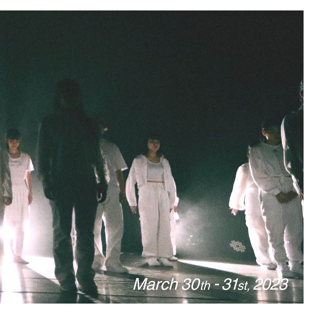 akihicさんのインスタグラム写真 - (akihicInstagram)「DANCE WORKS KIDS & STUDIO INHERIT ART DANCE TRIBE KIDS VOL.11『HanD IN HanD』  無事終演致しました。 約4年ぶりとなる発表会が思い入れのあるさくらホールにて 開催されました。 2020年に開催予定だった発表会がコロナの影響でなくなり、 そこから4年の時を経て復活。  コロナ禍でも止まらずに動き続け、 夢と愛のあるスタジオを作りたいという想いから 『STUDIO INHERIT』が出来ました。 そして、INHERITとしては初となるさくらホールでの発表会。 自分にとっても感慨深い発表会になりました。  今回は @sora_furuya418 とのコラボナンバーという事で、 良い意味で自分達らしさ、INHERITから参加させて頂く事を 意識して作品作りに励みました。 有難いお言葉を色々な方々から頂けて本当に嬉しかったです。  今回は7人と人数は少な目ですが、そんなことは微塵も感じさせないぐらいの質感とパワーを出してくれました。  自分の作品に出る子がほとんど初めての子ばかりでしたが 文句一つ言わず最後まで自分達を信じてついてきてくれました。  皆、本当にありがとう！ メンバー全員めちゃくちゃ輝いてたと思います。 音楽とダンスを愛し、最後まで一緒に突っ走ってくれて 心から感謝です。 みんなにとって、 一生忘れる事のない発表会になってたら幸いです！！  他のナンバーも、 愛の詰まった作品で子供たちが笑顔で踊る姿に涙しました。  やはり、発表会は最高ですね。 ってか、ワークスキッズの発表会はインストラクターも キッズ達もみーんな最高です！ この発表会に携われた事に感謝しかありません。 関わる全ての皆様、本当にありがとうございました！  そして、総合演出の、 @510s_aks_rockwilder38 さん @mar_coolcrew さん、本当にお疲れ様でした！ お二人の愛が詰まった発表会に関われて幸せでした！  これからも、 子供達が輝く為にも自分なりに精進して突き進んでいきたいと思います。  きっと写真から色々伝わると思います。  akihic☆彡」4月4日 20時55分 - akhcstarr