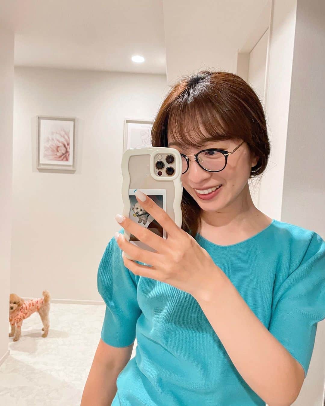 瀬口かなのインスタグラム：「骨格ウェーブの皆さんにおすすめしたい、UNIQLOトップス🤍💙 ⁡ 鎖骨ラインが綺麗に見えて袖もふわっとパフスリーブだから二の腕隠しにも良し。二色買いしちゃった！ ⁡ ⁡ iPhoneケースがククリのオタクみたいになってる🫶笑 ⁡  #ユニクロ #uniqlo #ユニクロコーデ #ユニクロ購入品 #ユニクロ新作 #uniqloコーデ #春コーデ #大人コーデ #大人カジュアル #骨格ウェーブ」