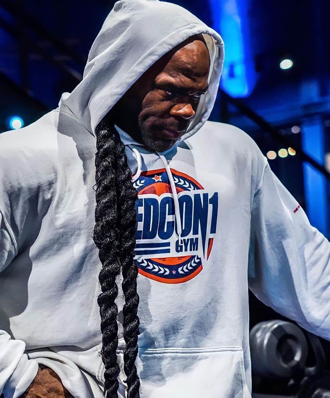 カイ・グリーンのインスタグラム：「Whether you‘re just getting started, improve your body composition or starting a whole new career path…it all begins with a conscious decision to commit to a plan. Once you sealed that plan up and owned it, take the actions needed and be sure you fall in love with the process along the way.   Focus on the long game. Disregard the critics and naysayers, head down, hoodies up! It’s time to work @redcon1 💪🏾  Thoughts Become Things   #KaiGreene #Redcon1」