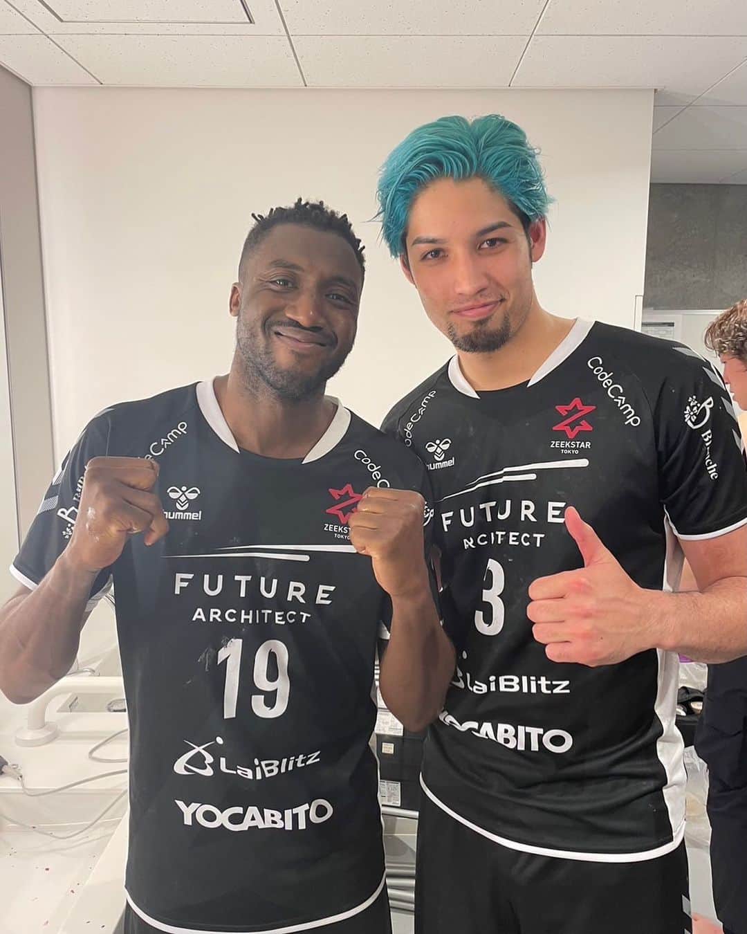 部井久アダム勇樹のインスタグラム：「Thanks legend🇫🇷🇯🇵  ハンドボールを始めて最初に知った海外の選手が彼でした。 世界1の選手と同じチームでプレー出来て本当に嬉しかった。 ありがとうリュック🤝 またハンドボール教えてください。  #lucabalo #zeekstartokyo #handball」