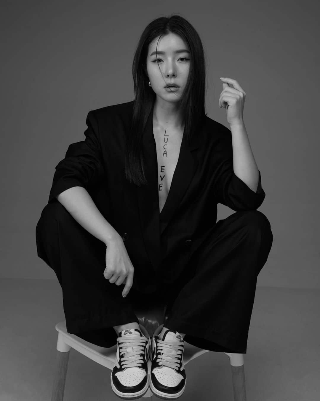 GYEON SEOのインスタグラム：「_* LUCA EVE 🖤 . . ตั้งแต่รู้จักกับผู้หญิงคนที่ชื่อพี่ต้นหอม หนูก็ได้เรียนรู้คำว่าห้ามยอมแพ้ เป็นคนที่ตั้งใจทำทุกอย่าง ขยันทำมาหากิน ล้มก็จะทำมันไปเรื่อยๆ และ แล้ว ครีม ลูก้าอีฟ ก็มาอีก เห็นอยู่ขายดีมากๆ หมดแล้วหมดอีก  แพ็คไม่ทัน ไปสั่งซื้อได้ที่ไอจี  @djtonhorm นะคะ  ps.ไม่ค่อยได้เจอบ่อยๆ(เพราะติดแฟน) แต่เคารพและรักเสมอนะอีแม่ 🤪」