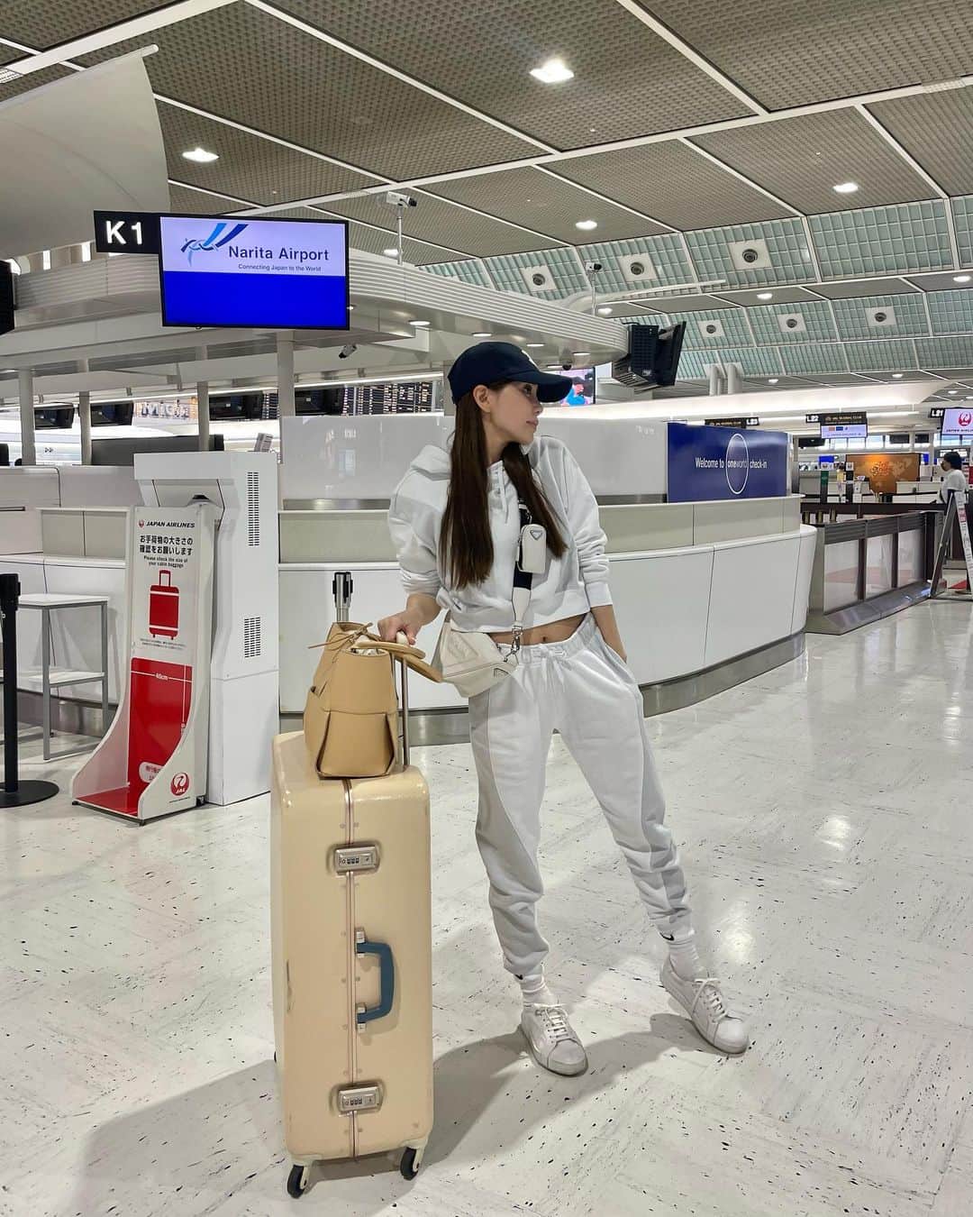 Aoiのインスタグラム：「先日からストーリーにちょこちょこ載せてはいますが海外に遊びにきています✈️ フライトタイムが長いので楽ちんコーデ🌿 @nike のスウェットで👏  #空港コーデ #成田空港#旅行 #nike#スニーカー#スウェットコーデ #celine#bottegaveneta #prada #jilsander  #春コーデ#骨格ナチュラル #平均身長コーデ#デニムコーデ #デニムオンデニム #fashion#ootd#cordinate#大人カジュアル」