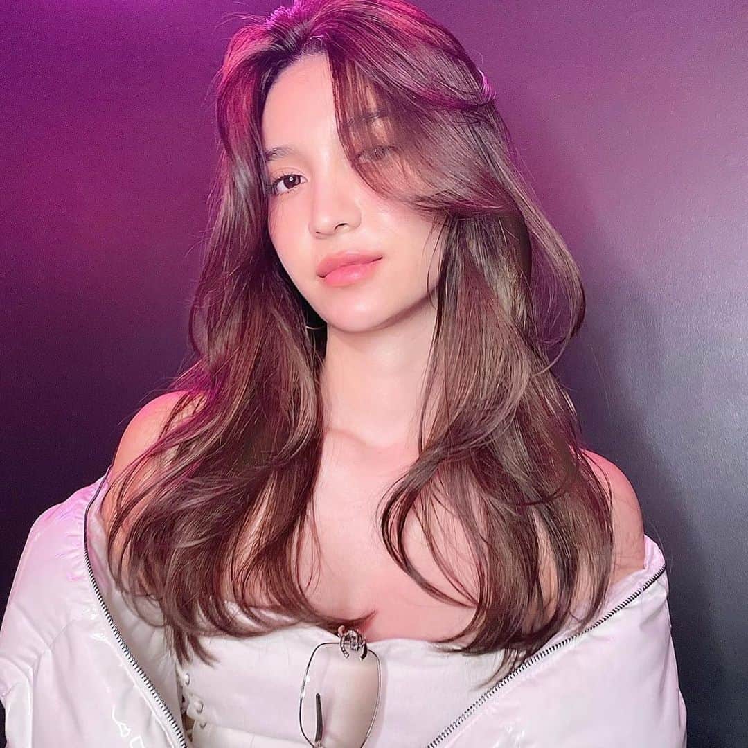 原涼香のインスタグラム：「大人気❤️ヌードベージュ 透明感たっぷりベージュと ワンカールでキマるレイヤーが最強🫶🏻✨ ㅤㅤㅤㅤㅤㅤㅤㅤㅤㅤㅤㅤㅤ menu.. ●カット ●プレミアムケアカラー ●バイカルテトリートメント 24,800yen〜 ㅤㅤㅤㅤㅤㅤㅤㅤㅤㅤㅤㅤㅤ ㅤㅤㅤㅤㅤㅤㅤㅤㅤㅤㅤㅤㅤ  #SHIMA #韓国ヘア#韓国スタイル#海外ヘア#レイヤーカット#ワンホンヘア#ワンホン#ハイトーン#暗髪#ベージュカラー#ラベンダーカラー#グレージュカラー#オリーブカラー#透明感カラー#トリートメント#銀座美容院#銀座美容室#美容師#시스루뱅#레이어드컷#hairstyle#y2k#fasion#color#layered#beige」