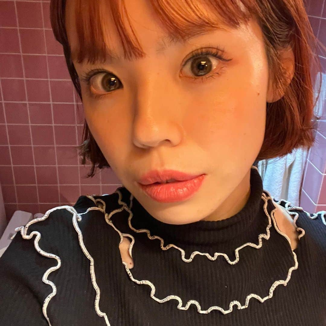 瀬戸あゆみさんのインスタグラム写真 - (瀬戸あゆみInstagram)「全くの無加工のセルフィーたち。 なんだか顔の調子がいい。。！  特別なこと、最近したっけな〜と思い返すと、こんなことたちがありました。  @une_fleur_momo ちゃんのまゆげワックスと、まつげパーマ。 これがないと、顔が決まらない…！  @kiremira のフェイスリフトアップ&毛穴洗浄。 これもないともう調子良く生きられない。。。  @dr.yoko_alc 先生による顎ボトックス。 サーマシャワーと一緒に、年末に受けたこちら、梅干しジワ撃退に、効いております。  あと、ホームケアも頑張っていて、毎晩フェイスパックをしているのと、シミに効くクリームを塗ったり、自分でも頑張っています！ 30歳に突入して、もっともっと美容に貪欲になっています。  また、いいものはシェアしますね🫶🏻 #ayumi_recommendation」4月4日 21時11分 - setoayumi