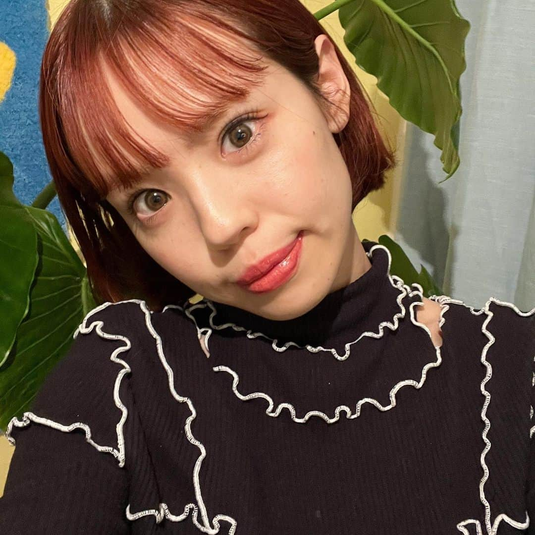 瀬戸あゆみさんのインスタグラム写真 - (瀬戸あゆみInstagram)「全くの無加工のセルフィーたち。 なんだか顔の調子がいい。。！  特別なこと、最近したっけな〜と思い返すと、こんなことたちがありました。  @une_fleur_momo ちゃんのまゆげワックスと、まつげパーマ。 これがないと、顔が決まらない…！  @kiremira のフェイスリフトアップ&毛穴洗浄。 これもないともう調子良く生きられない。。。  @dr.yoko_alc 先生による顎ボトックス。 サーマシャワーと一緒に、年末に受けたこちら、梅干しジワ撃退に、効いております。  あと、ホームケアも頑張っていて、毎晩フェイスパックをしているのと、シミに効くクリームを塗ったり、自分でも頑張っています！ 30歳に突入して、もっともっと美容に貪欲になっています。  また、いいものはシェアしますね🫶🏻 #ayumi_recommendation」4月4日 21時11分 - setoayumi