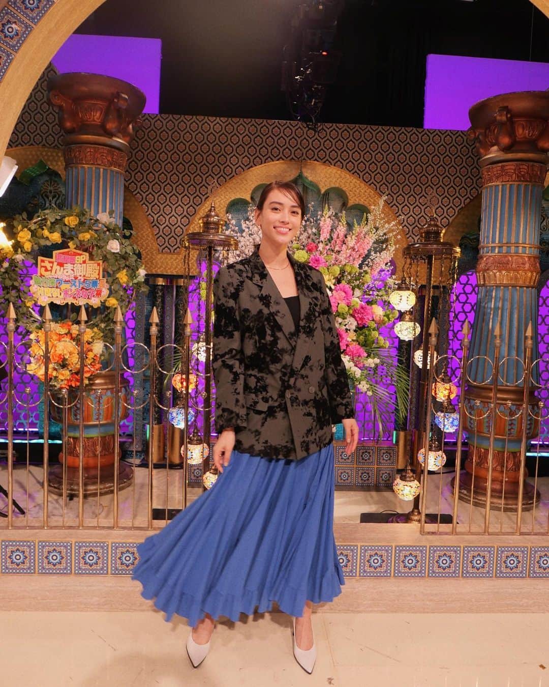滝沢カレンのインスタグラム：「こんにちは。  今日よる７時からは 踊る！さんま御殿！！3HSPです🌸🍡  つまりは大のお祭り御殿の日です👑🤹🏼‍♀️  ちゃんと春の過ごし方どうされてますか？☺️  私は春気ままな温度に誘われて、 歩かない場所を歩いてみたり、しつこいほどお天気予報を見たり、空の顔をよく気にしたりまだかまだかと温かい朝夜を待っています。  まだ寒い朝夜のせいで勇気の出ない毛布の撤収に 足首守られてます...😅  いつかくる夏の為に🌻  そんな話はどうだってよくて 今日は１９時からのさんま御殿を教えたかったんです😆！  祭りがあるから、日常がある、 せっかくのお祭り顔出してってくださいね☺️🚪(もうはじまっている)」