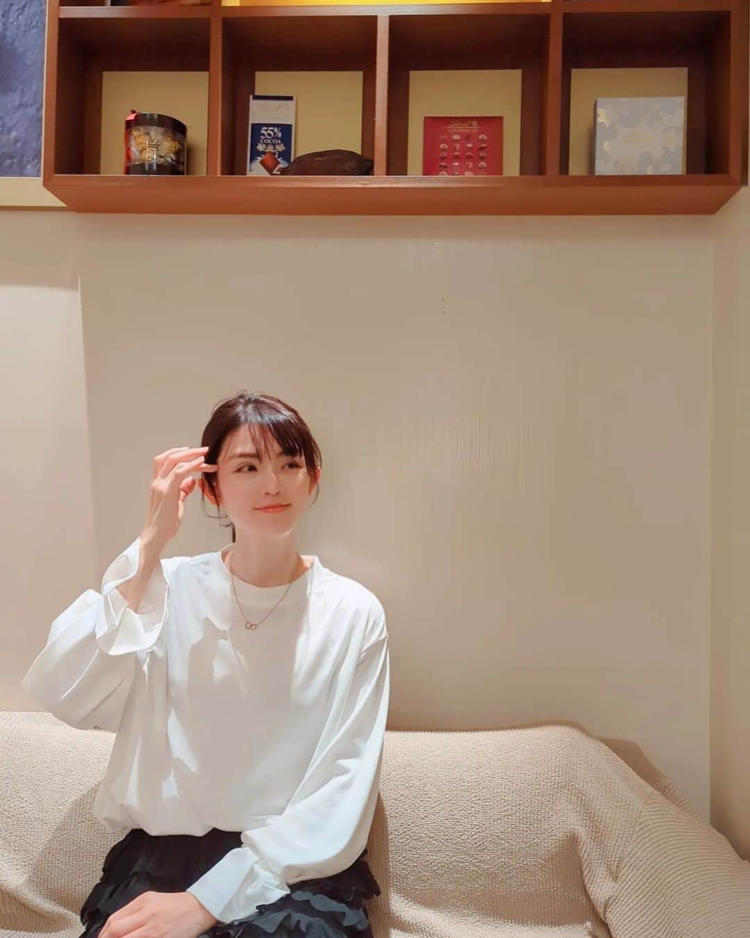 のインスタグラム：「4月に入りました♡  ※最後に🉐クーポン情報あり👇  気づいたらもう4日もたってる💦 今月も皆さんどうぞよろしくお願いします😊  最近はまってる 韓国ファッション通販の 𝘎𝘖 𝘐𝘕 𝘓𝘜𝘊𝘒 @goinluck.jp  ⁡ で今年は春物をいろいろ揃えたよ♡  この日のトップスもゴーインラックの。 可愛い、キレイめ系フェミニンなのが 好きな子には特におすすめ❣️  1枚1枚可愛い袋に入ってたり♡ 海外通販なのにとても丁寧で感動したよ🫶  私 商品番号♡3485 (Tシャツ) https://www.goinluck.com/products/tshhx3485  他にもお気に入りがあるので また載せるね♡  G.W先行セールも開催中🎪 🉐フォロワー様限定クーポン🉐  Code：miyake  (20%OFF;有効期限は4.20まで） 併用okなので是非使って下さいね🐰✨  3,000〜9,999円まで送料無料‼️⁡ ⁡ *.+ﾟ⁡ ⁡ 春休みももうすぐ終わり🌸*.+ﾟ  今年は帰省はできなかったけれど 娘とは大好きなカフェ巡りを☕✧  この日はリンツに🎶  私はホットショコラ、娘はいつでもアイス🤣 おいしかった🎶  入り口にポコちゃん🐰に似たぬいぐるみが😳 可愛いくて思わず📸 ❤⁡ ⁡⁡ ⁡ またpostします♡  🎈リンツ ショコラブティック ＆カフェ 🍫 東京都武蔵野市吉祥寺本町2-13-14  *.+ﾟ  #ゴーインラック #goinluck #韓国通販 #韓国ファッション #韓国好きな人と繋がりたい #コンサバ #オフィスカジュアル #カジュアル #シンプル #2023sscollection #モデル #女優」