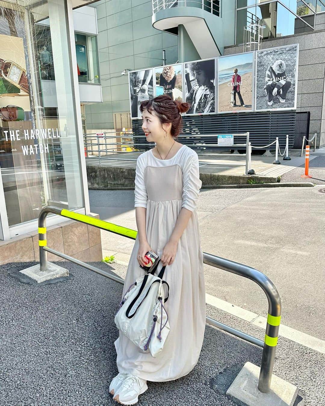 のインスタグラム：「4/6予約開始のリブ切替ワンピース♡ 胸下切替でスタイル良く見せてくれる…！！ サイズはL（ロング）で丈ぴったり。 13年前くらいに買った、大のお気に入りだったKastaneのワンピースに似ていて思い出す…！！ というわけで買います☺️ 店頭入荷は5月。 楽しみにお待ちください✨  ※このバッグ、買いました私物です🍡  ㅤㅤㅤㅤㅤㅤㅤㅤㅤㅤㅤㅤㅤ  #Kastane#Kastane舞浜#Kastane_ootd#骨格ウェーブ#イエベ春#コーディネート#今日のコーデ#コーデ#大人カジュアル#カジュアル#ロングヘア#オン眉#Kastane_onepiece#30代ファッション#30代コーデ#カスタネ#低身長#低身長コーデ#春#春コーデ#ワンピース#キャミワンピース#スニーカー#ベージュ#ベージュコーデ#淡色コーデ#お団子ヘア#おだんごヘア #スニーカーコーデ#newbalance」