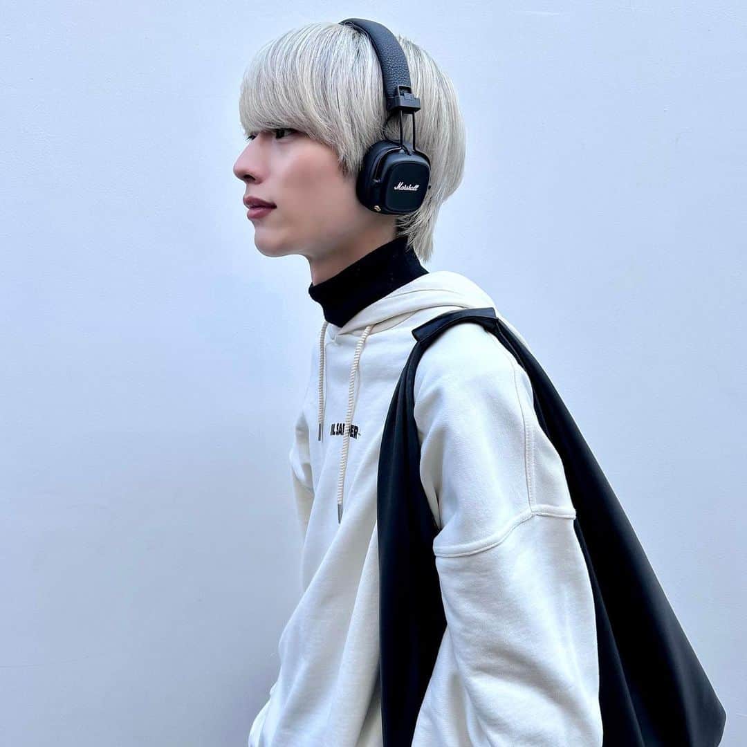 のインスタグラム：「花粉症だから花見せず家で仕事としてるかゲームしてるかサウナに行ってる最近です。 ヘッドホン男子になりました🫶 ・  年間500人以上のハイトーンを担当する美容師 ーforrow meー @koichi__tanaka  100%ホワイトカラー❄️  ケアホワイトブリーチを2回した後に僕オリジナルのホワイトカラーを入れてムラシャンでずっとキープできるホワイトカラーを作ります✨👍  ホワイトカラーは経験豊富な美容師でないと作れません。ぜひ僕にお任せください🔥 ⁡ ホワイトカラーにしたい方ぜひお待ちしております！！ ⁡ <特別ホワイトカラークーポン> ¥28000 ＊田中指名限定なのでご注意ください。  ご予約はプロフィールからどうぞ！🙇‍♂  #ホワイトカラー#メンズケアブリーチ#シルバーカラー#マッシュ#センターパート #メンズブリーチ#ミルクティーカラー#ホワイトブリーチ#ブリーチ#ハイトーンカラー#ホワイトヘアー#ブロンド#bleachcolor#シルバーカラー#ブリーチカラー#ケアブリーチ #カウンセリング動画」