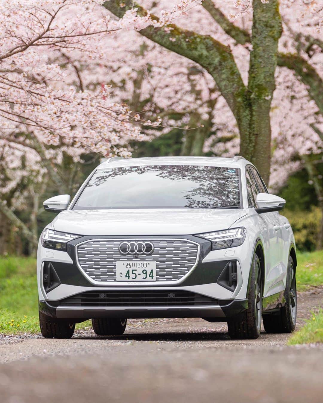 アウディ ジャパンさんのインスタグラム写真 - (アウディ ジャパンInstagram)「桜雲の中を走る一台のクルマ、Audi Q4 e-tron。 心地よい春の訪れとドライビングフィールを五感で愉しむ贅沢な時間。  *特別な許可を得て撮影しています。  #AudiQ4etron  #Audi #アウディ #アウディQ4etron #Q4 #AudiJapan #FutureIsAnAttitude #電気自動車 #EV #CarLife #CarLifeStyle #AudiLife #GermanCars #サステナビリティ #桜 #サクラ #さくら #cherryblossom #桜と愛車 #常灯ヶ峰 #大石寺 #静岡 #日本の風景 #国内旅行 #静岡ドライブ」4月4日 21時04分 - audijapan