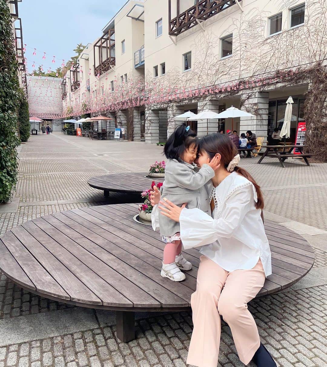 逢月あかりのインスタグラム：「『ちー』と言いながらハグしてくれた🥰  2枚目は娘が最近はまっているかんぱ〜い🥂  最近、ふとした言動もマネされちゃうので気をつけないと、、、😆  #八ヶ岳#子連れ旅 #リゾナーレ八ヶ岳  #山梨観光」
