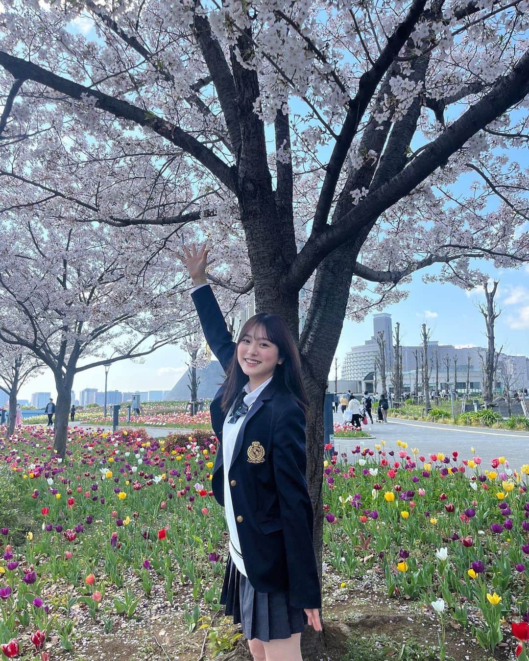 寺島季咲のインスタグラム：「4月！私も今月から高校2年になります。  2年生、今よりもっと成長出来るように私も頑張っていきます。よろしくお願いします🌷  .  . #高校2年生 #06 #桜」