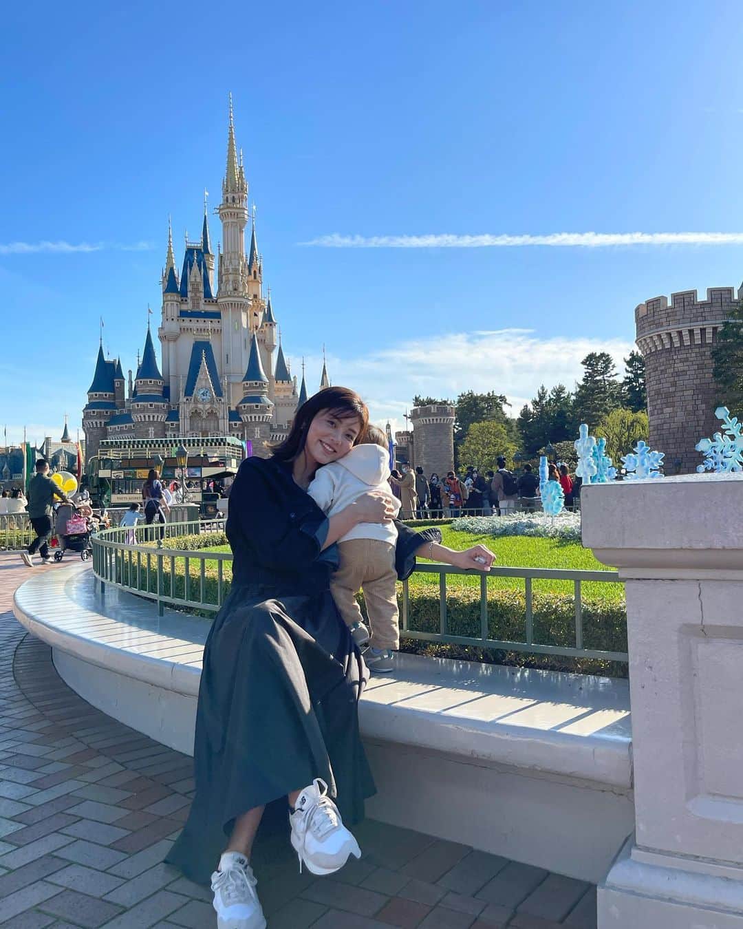 王子咲希(saki ouji)のインスタグラム：「.  いつかのディズニーランド🤍  #TDL#tokyodisneyland  #ig_baby #ig_babyboy  #男の子ママ#親子コーデ#ママコーデ #男の子コーデ#1歳ママ#1歳男の子」