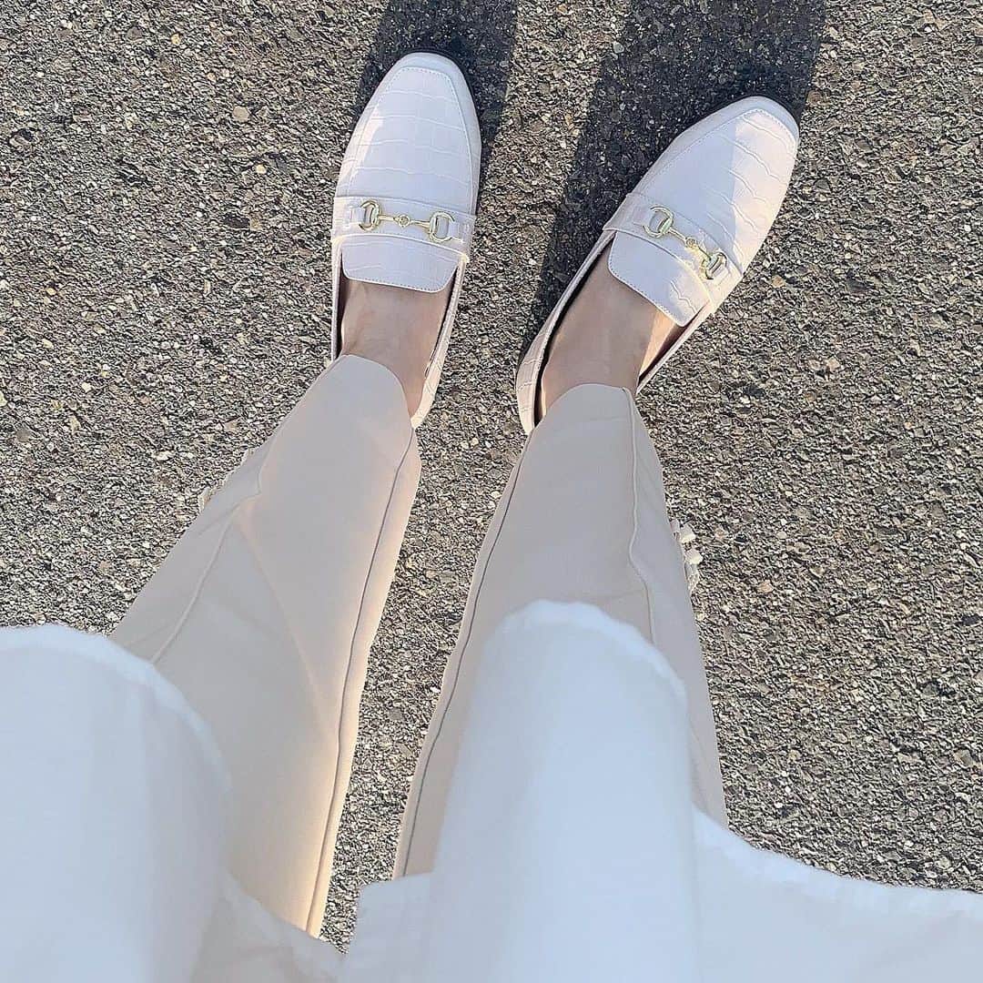 kaorinさんのインスタグラム写真 - (kaorinInstagram)「ホワイトのワントーンコーデ🤍  春はホワイトのアイテムを着たくなります🫶🏻  ホワイトのボトムスの時、 黒っぽい靴を合わせてもいいんだけど 私は色味を合わせて履くのが好き🤍  @vivian_collection_official の このクロコ調ローファーが 高見えしてお気に入りで、 最近よく履いてます✨  仕事にも履けるし、大活躍中♡  画像に商品タグ付してます🔗✨ ※タップしてみてね👆  裾のフリルが可愛い長め丈のブラウスは @myu____official × @n.etsuu コラボ♡  これは去年買ったブラウスだけど、 今年もたくさん着るー🫶🏻 楽天ルームに載せてます✨  裾のリボンが可愛いボトムスは @fitmore.official_ ♡  大人可愛いツイードキャップは @sahabyelliee ♡  バッグは @charleskeith_jp ♡  #春コーデ#ブラウスコーデ#ワントーンコーデ#myu#fitmore#チャールズアンドキース#大人可愛い#大人可愛いコーデ#アラフォーコーデ#アラフォー#骨格ウェーブ#骨格ウェーブコーデ」4月4日 21時12分 - kaorinnnhyrk