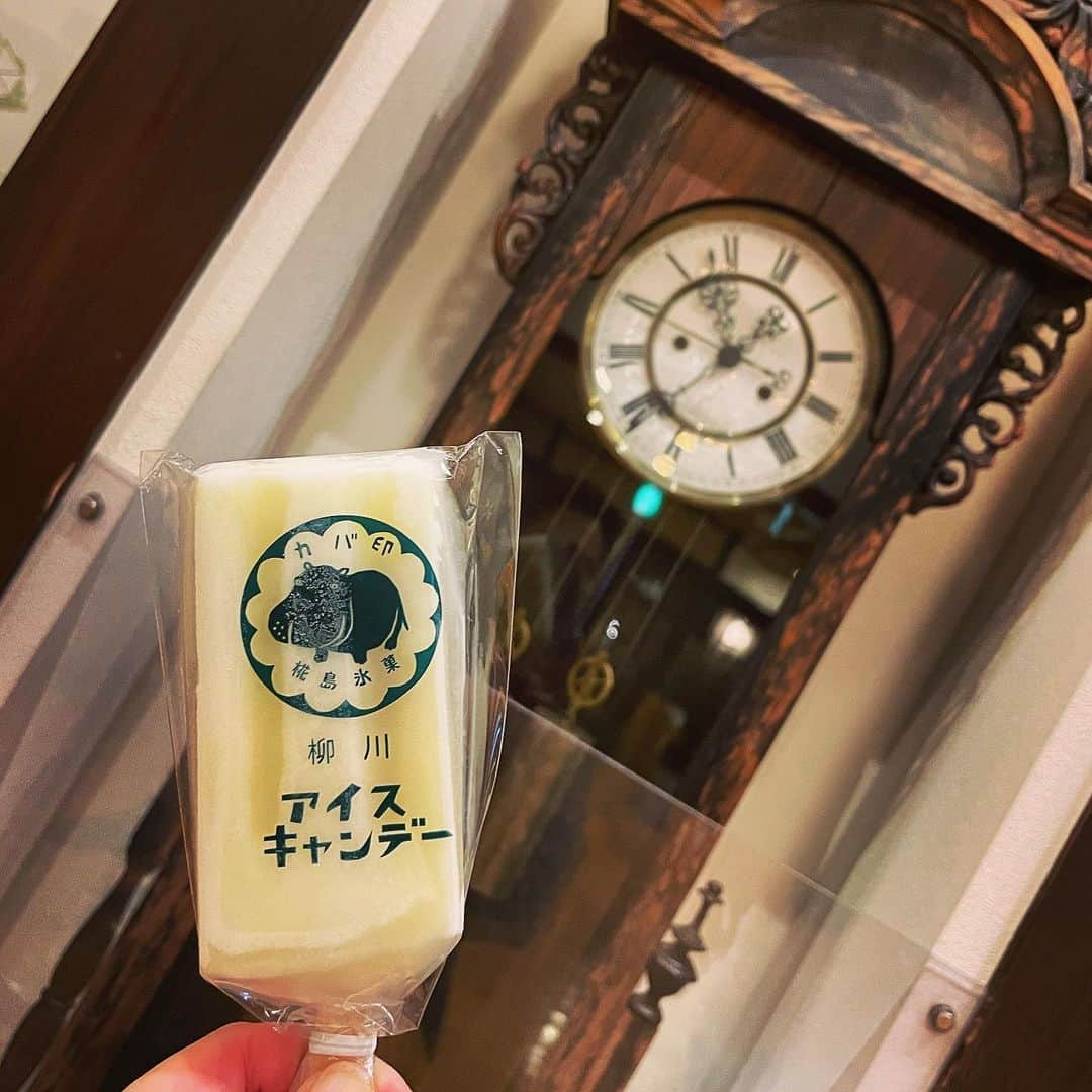 園崎未恵のインスタグラム：「久しぶりに #さやの湯処 さんに行きました。 懐かしい風情のアイスと柱時計。 #柳川アイスキャンデー」