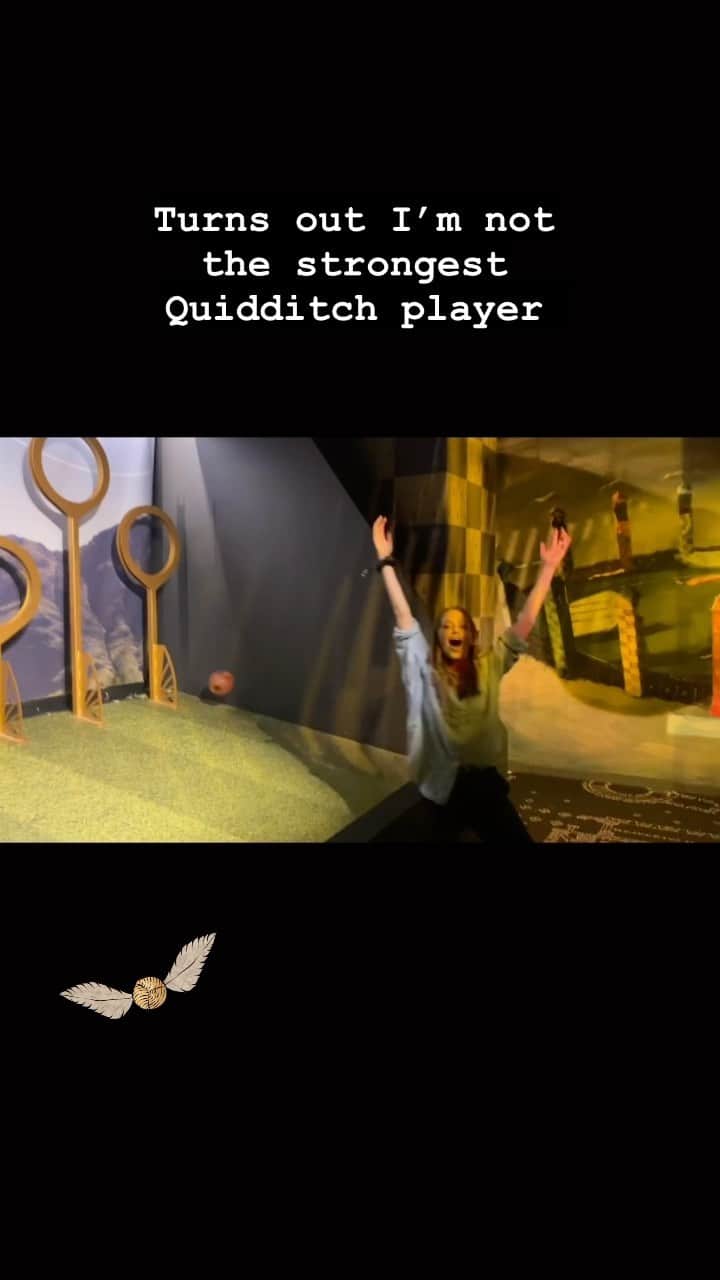 ジョアンナ・ブラッディのインスタグラム：「… I tried … . . . . . #harrypotter #quiddich #fail」