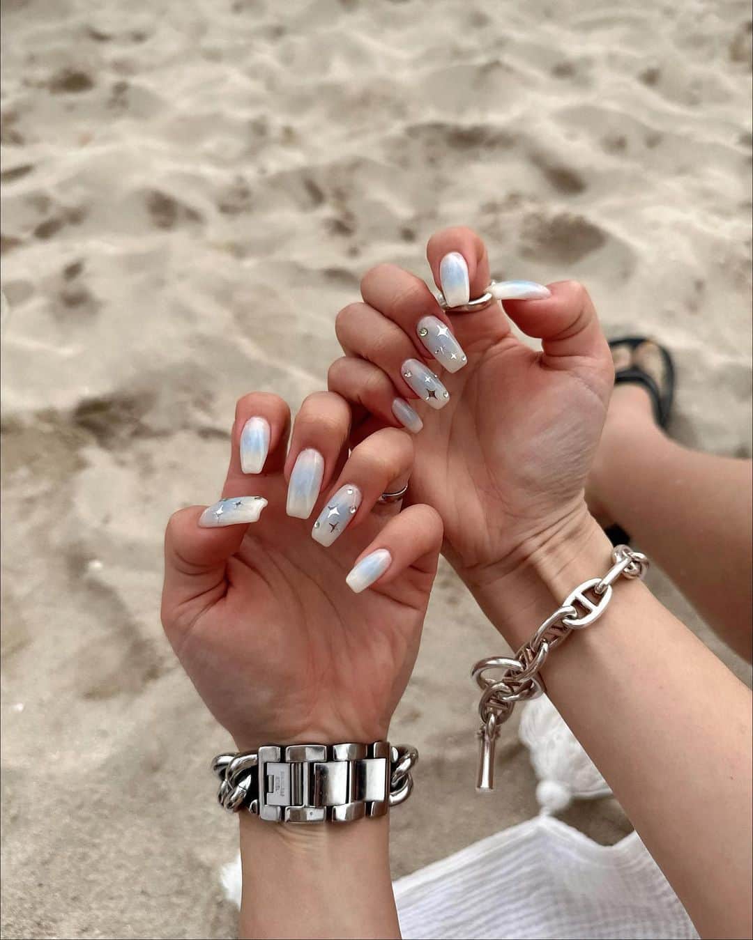 ✷kana✷のインスタグラム：「Hawaii仕様で海をイメージした チークネイル💅🏽✨  フットは思いっきりギラギラ派手だけど ブラウン×オレンジミラーが大人っぽかわいい✨  @nailmm_eye_brow__  @sugi_mm_nailist   #nail#nailart#mirrornails#beach#hawaii #海外ネイル#チークネイル#外国人風#ミラーネイル#夏ネイル#ハワイ旅行#恵比寿ネイルサロン」